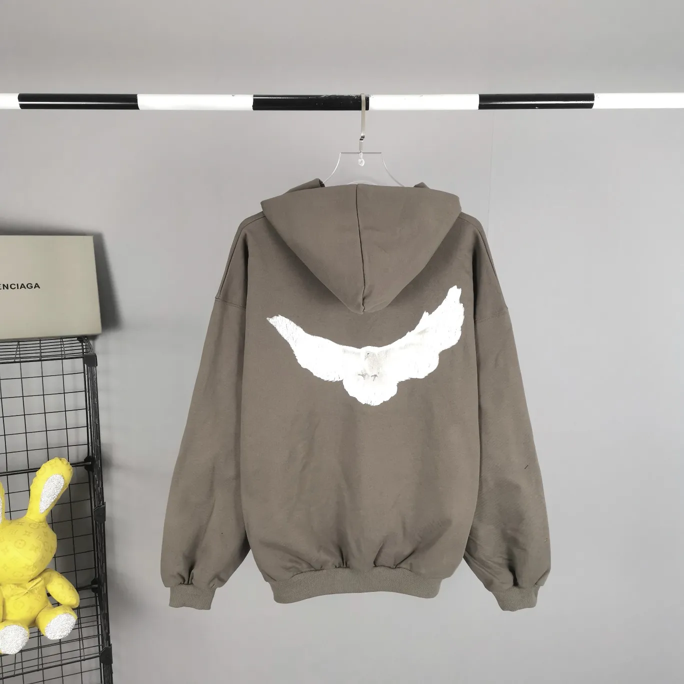 Top tested version YEEZY co-branded GAP co-branded BALENCIAGA three-party co-branded peace dove theme male and female couple star same style pure cotton hoodie sweatshirt. Same style for Justin Bieber's concert. Many stars wear it, detonating the trend market. Oversiez street style. Fabric: This fabric can be said to be the ceiling in the industry this year. The quality is straight forward. It uses 460g double-strand terry with high-end and high-end positioning. Whoever gets it will know. The four colors are all original custom-dyed and there is no color difference with the genuine version. Details: The original hot stamping of the collar label, restored one to one, the size is consistent, the code mark is clear, the washed wheat is copied word for word, the front letter is a water transfer, light and clear, and the pigeon at the back is even more effort. In order to restore it, countless versions were made. The pigeon has numerous small cracks in different shades. PS: Do not wash by soaking, violent washing, or warm water. Color: washed black, charcoal gray, cement white, brown Size: S-XL P:410
