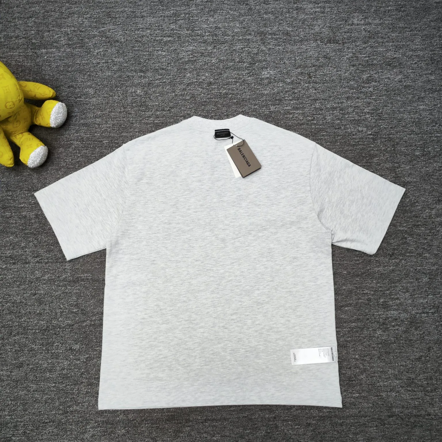 The top approved version BALENCIAGA/Balenciaga 2024 SS mirrored double-loop LOGO classic letter embroidery short-sleeved T-shirt ✅No.1 quality in this market, real ceiling quality ✅All original development drawings pay attention to details to avoid mixed use of stolen pictures by merchants ✅Correct 260g custom-woven and dyed double yarn fabric, soft, breathable and comfortable ✅Imported Tajima embroidery machine 150,000-needle embroidery effect is full, three-dimensional and clear without burrs ✅Custom-dyed thread No color difference No deformation, overweight craftsmanship, different market currency. Here is an explanation of why mine is a little more expensive than others, 1. It seems to be a simple printing or embroidery, but it is not simple at all. 10000% imported machine restoration is not just a word. You are welcome to compare with peers. 2. Each model is produced by the company. The details of the workmanship and fabrics are consistent with the original ones. It is guaranteed to have no color difference with the counters. Reproduction is not scary. Whoever is fake is embarrassed. It’s not shameful to make a replica, it’s shameful if you can’t buy the correct version if you make a replica. 3. Note that the threaded collars are all original collars of certain countries and regions, with high wrapping. The width of the neckline and cabinets are accurate to the millimeter. Thick necklines are not easy to deform. The collars of high-end products are all restored cabinets. They are different from the big collars in the world. Ordinary garbage short-sleeves are printed with a print. The clavicle of the upper body is exposed. Please be patient. Customers who have bought genuine products or have seen genuine products will come back to place orders again. This is quality. This is quality. 4. Different styles of washed wheat main wheat, including imported wheat, have different colors and codes. Really restore the counter. As we all know, Balenciaga has different English or different colors on the collar labels of each quarter. This distinguishes the fast food products with the same common main wheat washed wheat. 5. Pay attention to the workmanship. The stitching at the neckline has no folds, smooth and natural without overlapping lines, and truly restores this. This is something that many people cannot do. 6. The fabric is made of 260g Paris-specific double yarn. No one can make better fabrics than my family. There's really no way to compare it with the ordinary version on the market. Respect it. It's genuine and costs thousands of dollars anyway. Don't buy street stalls. Quality 7. The workmanship is fully restored. The packaging is fully restored. The cost is huge. 8. I guarantee here that this is the highest quality you can find. Size: S--XL Color: Black White P: 260