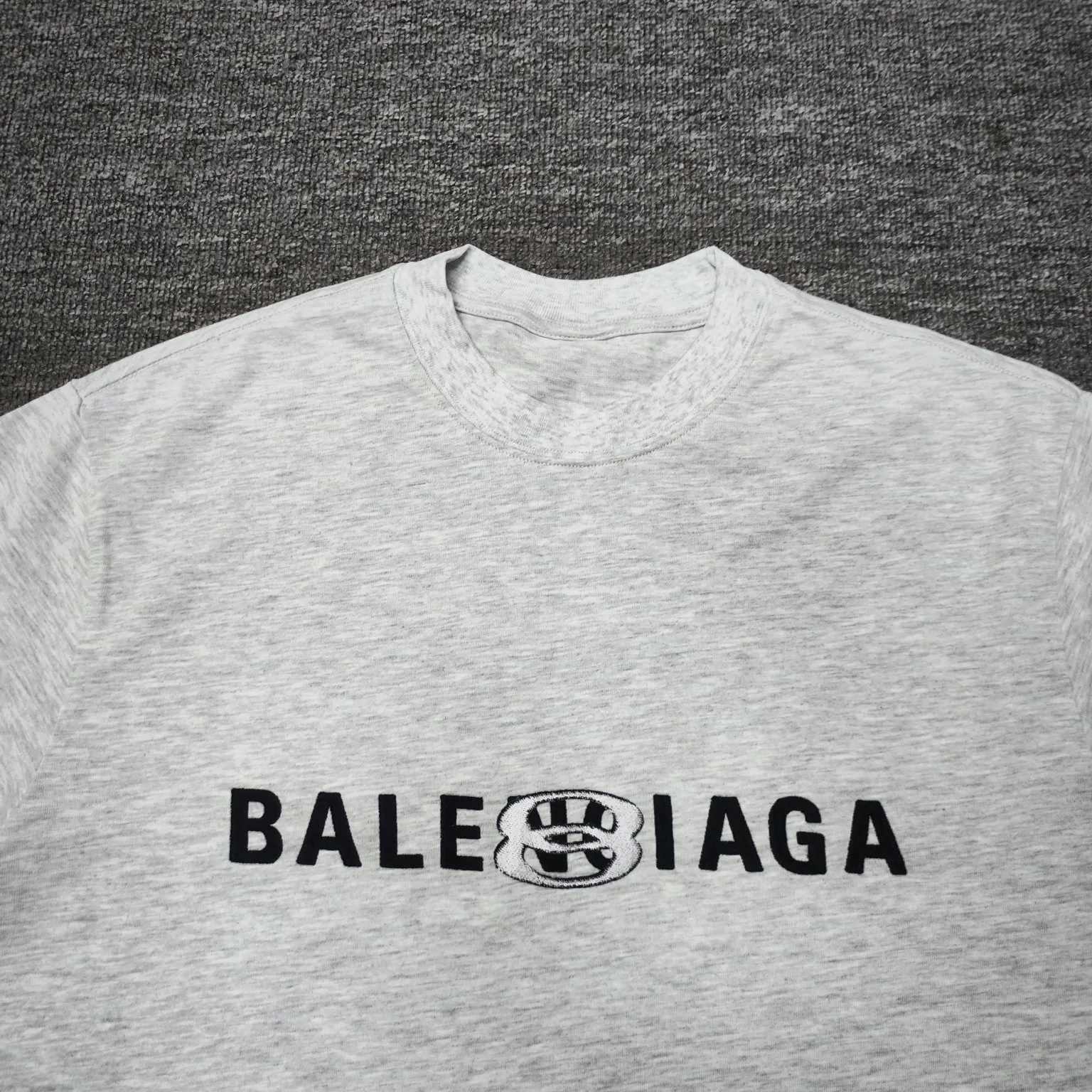 The top approved version BALENCIAGA/Balenciaga 2024 SS mirrored double-loop LOGO classic letter embroidery short-sleeved T-shirt ✅No.1 quality in this market, real ceiling quality ✅All original development drawings pay attention to details to avoid mixed use of stolen pictures by merchants ✅Correct 260g custom-woven and dyed double yarn fabric, soft, breathable and comfortable ✅Imported Tajima embroidery machine 150,000-needle embroidery effect is full, three-dimensional and clear without burrs ✅Custom-dyed thread No color difference No deformation, overweight craftsmanship, different market currency. Here is an explanation of why mine is a little more expensive than others, 1. It seems to be a simple printing or embroidery, but it is not simple at all. 10000% imported machine restoration is not just a word. You are welcome to compare with peers. 2. Each model is produced by the company. The details of the workmanship and fabrics are consistent with the original ones. It is guaranteed to have no color difference with the counters. Reproduction is not scary. Whoever is fake is embarrassed. It’s not shameful to make a replica, it’s shameful if you can’t buy the correct version if you make a replica. 3. Note that the threaded collars are all original collars of certain countries and regions, with high wrapping. The width of the neckline and cabinets are accurate to the millimeter. Thick necklines are not easy to deform. The collars of high-end products are all restored cabinets. They are different from the big collars in the world. Ordinary garbage short-sleeves are printed with a print. The clavicle of the upper body is exposed. Please be patient. Customers who have bought genuine products or have seen genuine products will come back to place orders again. This is quality. This is quality. 4. Different styles of washed wheat main wheat, including imported wheat, have different colors and codes. Really restore the counter. As we all know, Balenciaga has different English or different colors on the collar labels of each quarter. This distinguishes the fast food products with the same common main wheat washed wheat. 5. Pay attention to the workmanship. The stitching at the neckline has no folds, smooth and natural without overlapping lines, and truly restores this. This is something that many people cannot do. 6. The fabric is made of 260g Paris-specific double yarn. No one can make better fabrics than my family. There's really no way to compare it with the ordinary version on the market. Respect it. It's genuine and costs thousands of dollars anyway. Don't buy street stalls. Quality 7. The workmanship is fully restored. The packaging is fully restored. The cost is huge. 8. I guarantee here that this is the highest quality you can find. Size: S--XL Color: Black White P: 260