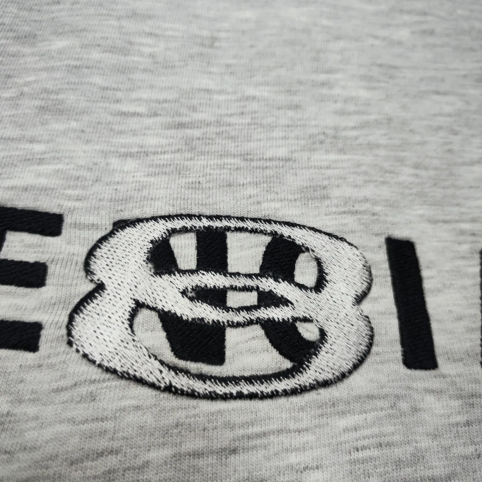 The top approved version BALENCIAGA/Balenciaga 2024 SS mirrored double-loop LOGO classic letter embroidery short-sleeved T-shirt ✅No.1 quality in this market, real ceiling quality ✅All original development drawings pay attention to details to avoid mixed use of stolen pictures by merchants ✅Correct 260g custom-woven and dyed double yarn fabric, soft, breathable and comfortable ✅Imported Tajima embroidery machine 150,000-needle embroidery effect is full, three-dimensional and clear without burrs ✅Custom-dyed thread No color difference No deformation, overweight craftsmanship, different market currency. Here is an explanation of why mine is a little more expensive than others, 1. It seems to be a simple printing or embroidery, but it is not simple at all. 10000% imported machine restoration is not just a word. You are welcome to compare with peers. 2. Each model is produced by the company. The details of the workmanship and fabrics are consistent with the original ones. It is guaranteed to have no color difference with the counters. Reproduction is not scary. Whoever is fake is embarrassed. It’s not shameful to make a replica, it’s shameful if you can’t buy the correct version if you make a replica. 3. Note that the threaded collars are all original collars of certain countries and regions, with high wrapping. The width of the neckline and cabinets are accurate to the millimeter. Thick necklines are not easy to deform. The collars of high-end products are all restored cabinets. They are different from the big collars in the world. Ordinary garbage short-sleeves are printed with a print. The clavicle of the upper body is exposed. Please be patient. Customers who have bought genuine products or have seen genuine products will come back to place orders again. This is quality. This is quality. 4. Different styles of washed wheat main wheat, including imported wheat, have different colors and codes. Really restore the counter. As we all know, Balenciaga has different English or different colors on the collar labels of each quarter. This distinguishes the fast food products with the same common main wheat washed wheat. 5. Pay attention to the workmanship. The stitching at the neckline has no folds, smooth and natural without overlapping lines, and truly restores this. This is something that many people cannot do. 6. The fabric is made of 260g Paris-specific double yarn. No one can make better fabrics than my family. There's really no way to compare it with the ordinary version on the market. Respect it. It's genuine and costs thousands of dollars anyway. Don't buy street stalls. Quality 7. The workmanship is fully restored. The packaging is fully restored. The cost is huge. 8. I guarantee here that this is the highest quality you can find. Size: S--XL Color: Black White P: 260