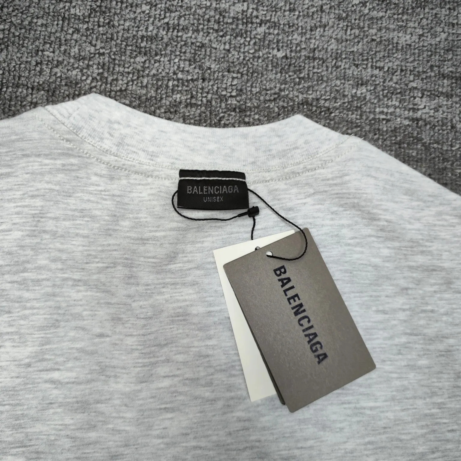 The top approved version BALENCIAGA/Balenciaga 2024 SS mirrored double-loop LOGO classic letter embroidery short-sleeved T-shirt ✅No.1 quality in this market, real ceiling quality ✅All original development drawings pay attention to details to avoid mixed use of stolen pictures by merchants ✅Correct 260g custom-woven and dyed double yarn fabric, soft, breathable and comfortable ✅Imported Tajima embroidery machine 150,000-needle embroidery effect is full, three-dimensional and clear without burrs ✅Custom-dyed thread No color difference No deformation, overweight craftsmanship, different market currency. Here is an explanation of why mine is a little more expensive than others, 1. It seems to be a simple printing or embroidery, but it is not simple at all. 10000% imported machine restoration is not just a word. You are welcome to compare with peers. 2. Each model is produced by the company. The details of the workmanship and fabrics are consistent with the original ones. It is guaranteed to have no color difference with the counters. Reproduction is not scary. Whoever is fake is embarrassed. It’s not shameful to make a replica, it’s shameful if you can’t buy the correct version if you make a replica. 3. Note that the threaded collars are all original collars of certain countries and regions, with high wrapping. The width of the neckline and cabinets are accurate to the millimeter. Thick necklines are not easy to deform. The collars of high-end products are all restored cabinets. They are different from the big collars in the world. Ordinary garbage short-sleeves are printed with a print. The clavicle of the upper body is exposed. Please be patient. Customers who have bought genuine products or have seen genuine products will come back to place orders again. This is quality. This is quality. 4. Different styles of washed wheat main wheat, including imported wheat, have different colors and codes. Really restore the counter. As we all know, Balenciaga has different English or different colors on the collar labels of each quarter. This distinguishes the fast food products with the same common main wheat washed wheat. 5. Pay attention to the workmanship. The stitching at the neckline has no folds, smooth and natural without overlapping lines, and truly restores this. This is something that many people cannot do. 6. The fabric is made of 260g Paris-specific double yarn. No one can make better fabrics than my family. There's really no way to compare it with the ordinary version on the market. Respect it. It's genuine and costs thousands of dollars anyway. Don't buy street stalls. Quality 7. The workmanship is fully restored. The packaging is fully restored. The cost is huge. 8. I guarantee here that this is the highest quality you can find. Size: S--XL Color: Black White P: 260