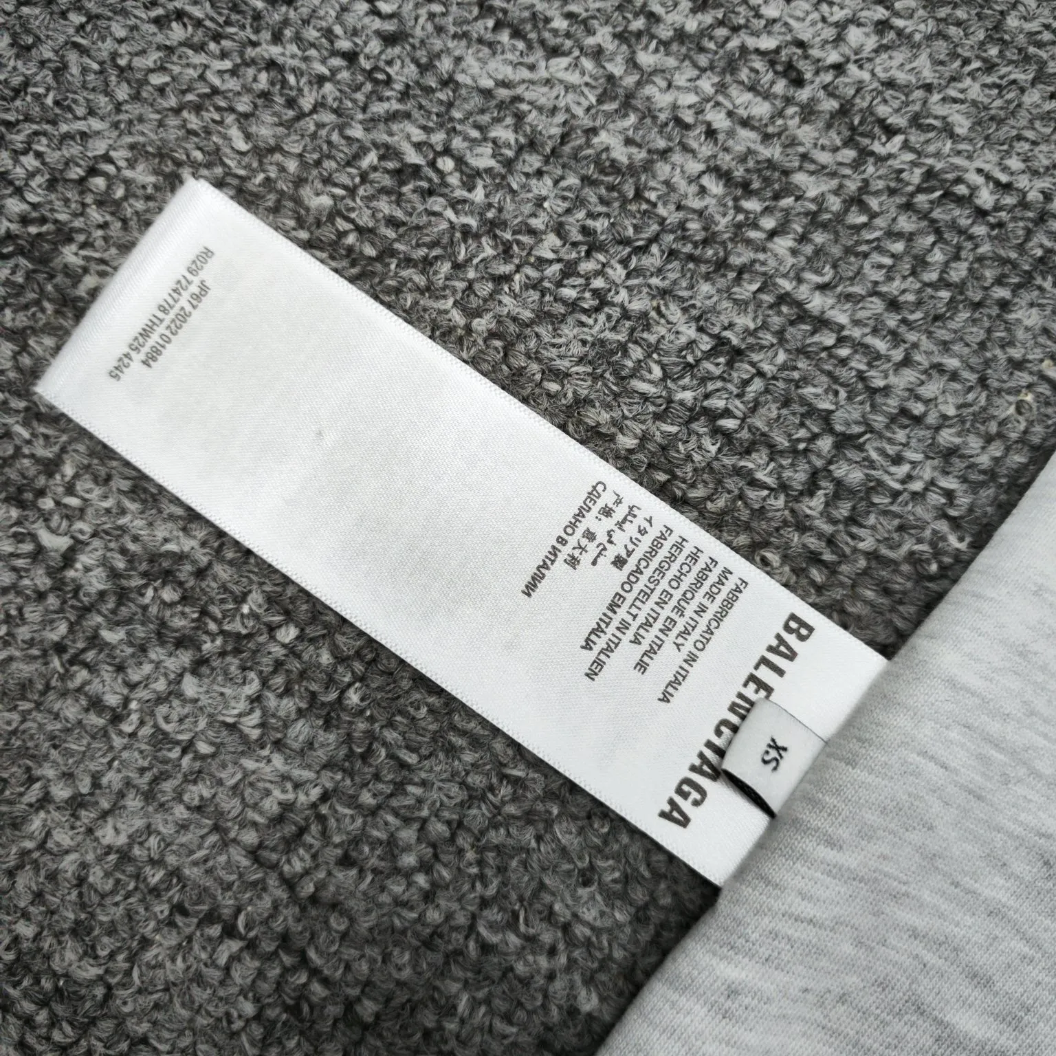 The top approved version BALENCIAGA/Balenciaga 2024 SS mirrored double-loop LOGO classic letter embroidery short-sleeved T-shirt ✅No.1 quality in this market, real ceiling quality ✅All original development drawings pay attention to details to avoid mixed use of stolen pictures by merchants ✅Correct 260g custom-woven and dyed double yarn fabric, soft, breathable and comfortable ✅Imported Tajima embroidery machine 150,000-needle embroidery effect is full, three-dimensional and clear without burrs ✅Custom-dyed thread No color difference No deformation, overweight craftsmanship, different market currency. Here is an explanation of why mine is a little more expensive than others, 1. It seems to be a simple printing or embroidery, but it is not simple at all. 10000% imported machine restoration is not just a word. You are welcome to compare with peers. 2. Each model is produced by the company. The details of the workmanship and fabrics are consistent with the original ones. It is guaranteed to have no color difference with the counters. Reproduction is not scary. Whoever is fake is embarrassed. It’s not shameful to make a replica, it’s shameful if you can’t buy the correct version if you make a replica. 3. Note that the threaded collars are all original collars of certain countries and regions, with high wrapping. The width of the neckline and cabinets are accurate to the millimeter. Thick necklines are not easy to deform. The collars of high-end products are all restored cabinets. They are different from the big collars in the world. Ordinary garbage short-sleeves are printed with a print. The clavicle of the upper body is exposed. Please be patient. Customers who have bought genuine products or have seen genuine products will come back to place orders again. This is quality. This is quality. 4. Different styles of washed wheat main wheat, including imported wheat, have different colors and codes. Really restore the counter. As we all know, Balenciaga has different English or different colors on the collar labels of each quarter. This distinguishes the fast food products with the same common main wheat washed wheat. 5. Pay attention to the workmanship. The stitching at the neckline has no folds, smooth and natural without overlapping lines, and truly restores this. This is something that many people cannot do. 6. The fabric is made of 260g Paris-specific double yarn. No one can make better fabrics than my family. There's really no way to compare it with the ordinary version on the market. Respect it. It's genuine and costs thousands of dollars anyway. Don't buy street stalls. Quality 7. The workmanship is fully restored. The packaging is fully restored. The cost is huge. 8. I guarantee here that this is the highest quality you can find. Size: S--XL Color: Black White P: 260