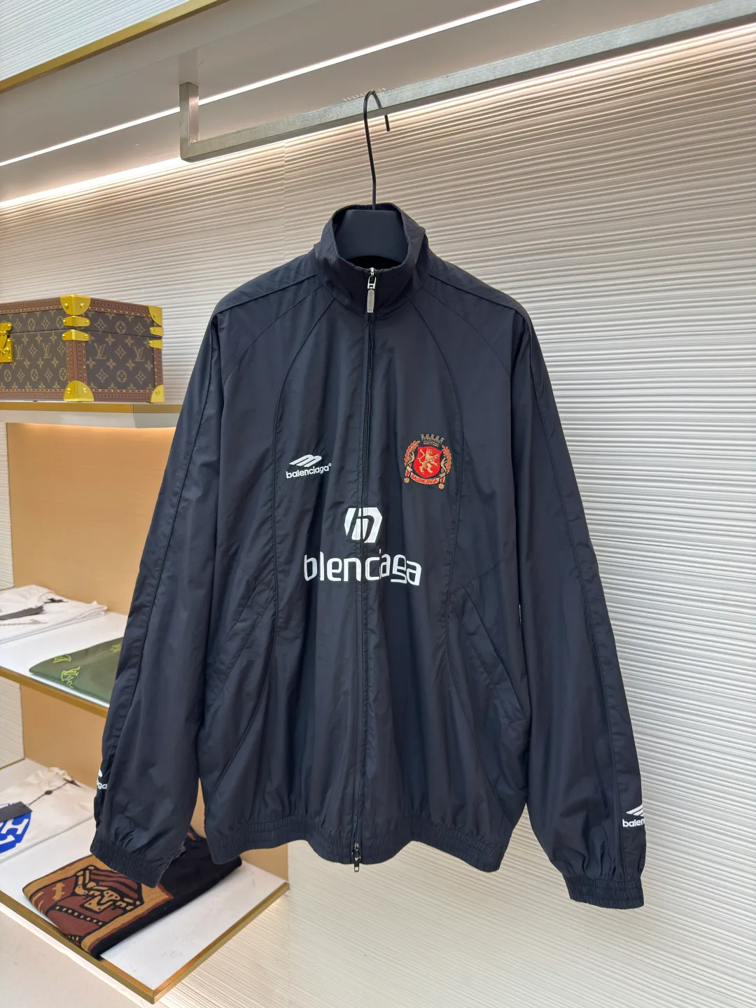 Balenciaga Manchester United co-branded No. 10 football jacket ●Authentic product: purchased and developed by 17699 ●Item number: 1680808-C65 ●Fabric: nylon fabric ●Technology: Printing ●Version: loose fit ●Size: 44-46-48-50 ●Description: Made of high-count and high-density nylon-cotton blended fabric. The lining is made of 32s combed cotton plain weave. The weight is 160g. It is embroidered by Tajima embroidery machine imported from Japan. The front panel + left and right sleeves are made of nylon material matte embroidery thread. The front and rear panels are made of DTF white ink heat transfer film material. The Y-plate pattern is scanned to make the pattern, and the material is cut by laser burning. The cut pieces are manually swept and positioned, and the front and back are hot-pressed with a high-temperature press machine to form. The letter composition on the front restores the flower effect, and the front and center are equipped with upper and lower rubber-threaded open-end zippers. Same style for men and women!
