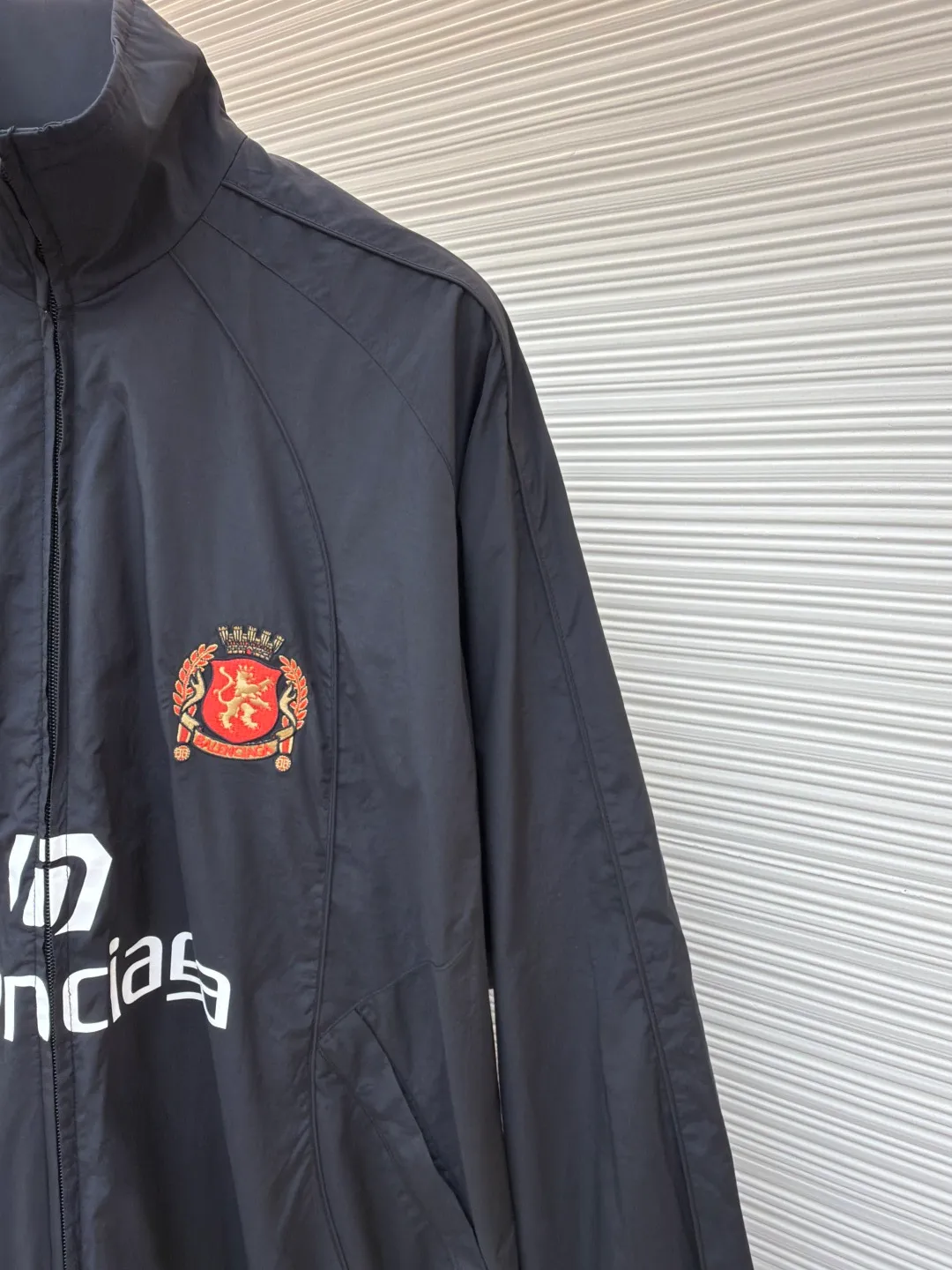 Balenciaga Manchester United co-branded No. 10 football jacket ●Authentic product: purchased and developed by 17699 ●Item number: 1680808-C65 ●Fabric: nylon fabric ●Technology: Printing ●Version: loose fit ●Size: 44-46-48-50 ●Description: Made of high-count and high-density nylon-cotton blended fabric. The lining is made of 32s combed cotton plain weave. The weight is 160g. It is embroidered by Tajima embroidery machine imported from Japan. The front panel + left and right sleeves are made of nylon material matte embroidery thread. The front and rear panels are made of DTF white ink heat transfer film material. The Y-plate pattern is scanned to make the pattern, and the material is cut by laser burning. The cut pieces are manually swept and positioned, and the front and back are hot-pressed with a high-temperature press machine to form. The letter composition on the front restores the flower effect, and the front and center are equipped with upper and lower rubber-threaded open-end zippers. Same style for men and women!
