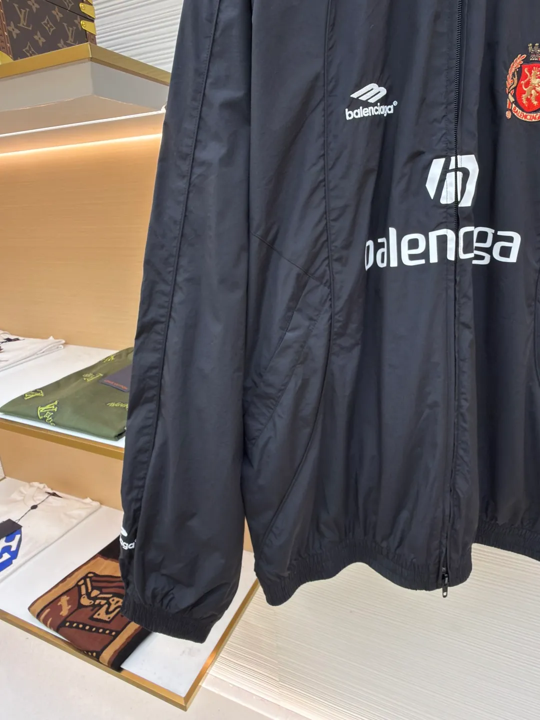 Balenciaga Manchester United co-branded No. 10 football jacket ●Authentic product: purchased and developed by 17699 ●Item number: 1680808-C65 ●Fabric: nylon fabric ●Technology: Printing ●Version: loose fit ●Size: 44-46-48-50 ●Description: Made of high-count and high-density nylon-cotton blended fabric. The lining is made of 32s combed cotton plain weave. The weight is 160g. It is embroidered by Tajima embroidery machine imported from Japan. The front panel + left and right sleeves are made of nylon material matte embroidery thread. The front and rear panels are made of DTF white ink heat transfer film material. The Y-plate pattern is scanned to make the pattern, and the material is cut by laser burning. The cut pieces are manually swept and positioned, and the front and back are hot-pressed with a high-temperature press machine to form. The letter composition on the front restores the flower effect, and the front and center are equipped with upper and lower rubber-threaded open-end zippers. Same style for men and women!
