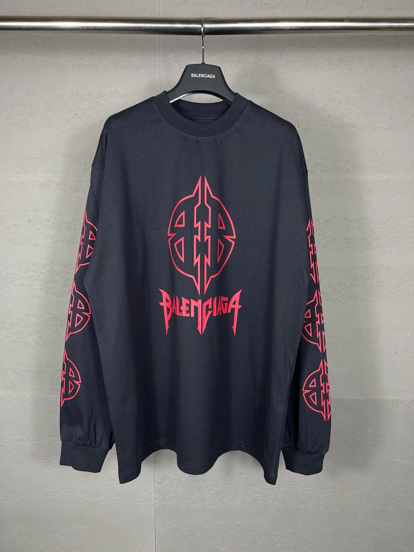 🅿️210 Detailed pictures [Top version. Official website quality] BALENCI*GA/Paris. 2024 new style. Classic LOGO cracked printed long-sleeved T-shirt. Brick cabinet synchronization. Genuine product developed at the first time, enjoy printing and comparison! The fabric is made of Paris ZP custom-woven and dyed cotton with double yarns and compact cotton. The weight is 260 grams. The cloth surface is clean. The cloth pattern is clear, soft and comfortable. The threads are dyed with no color difference. The classic printing is made of environmentally friendly imported materials, and the letters are cracked and printed. The letters are clear and the effect is three-dimensional. Restored brick cabinet. Ready-made clothes are washed and distressed, different market currency, welcome to compare, the version adopts OS loose shoulder version. Same style for men and women Coding: BL225027 Color: dark blue gray, white Size: XS S M L