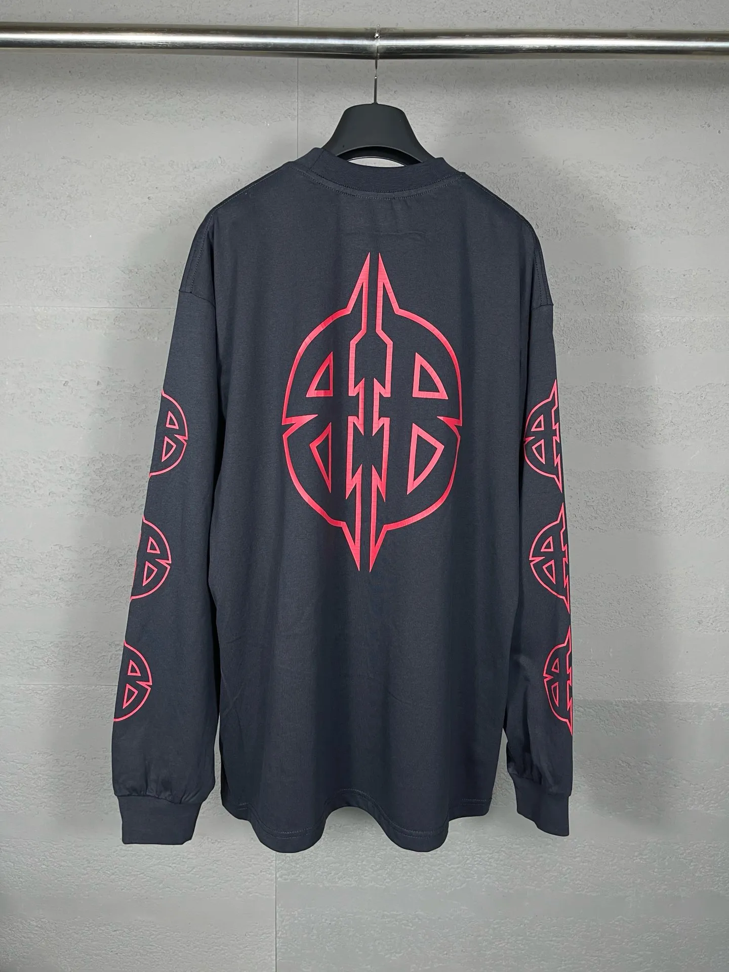 🅿️210 Detailed pictures [Top version. Official website quality] BALENCI*GA/Paris. 2024 new style. Classic LOGO cracked printed long-sleeved T-shirt. Brick cabinet synchronization. Genuine product developed at the first time, enjoy printing and comparison! The fabric is made of Paris ZP custom-woven and dyed cotton with double yarns and compact cotton. The weight is 260 grams. The cloth surface is clean. The cloth pattern is clear, soft and comfortable. The threads are dyed with no color difference. The classic printing is made of environmentally friendly imported materials, and the letters are cracked and printed. The letters are clear and the effect is three-dimensional. Restored brick cabinet. Ready-made clothes are washed and distressed, different market currency, welcome to compare, the version adopts OS loose shoulder version. Same style for men and women Coding: BL225027 Color: dark blue gray, white Size: XS S M L