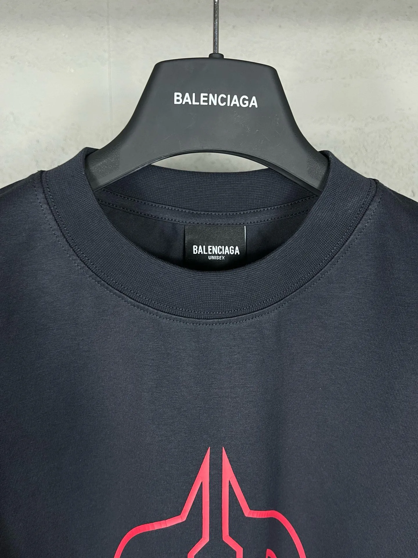 🅿️210 Detailed pictures [Top version. Official website quality] BALENCI*GA/Paris. 2024 new style. Classic LOGO cracked printed long-sleeved T-shirt. Brick cabinet synchronization. Genuine product developed at the first time, enjoy printing and comparison! The fabric is made of Paris ZP custom-woven and dyed cotton with double yarns and compact cotton. The weight is 260 grams. The cloth surface is clean. The cloth pattern is clear, soft and comfortable. The threads are dyed with no color difference. The classic printing is made of environmentally friendly imported materials, and the letters are cracked and printed. The letters are clear and the effect is three-dimensional. Restored brick cabinet. Ready-made clothes are washed and distressed, different market currency, welcome to compare, the version adopts OS loose shoulder version. Same style for men and women Coding: BL225027 Color: dark blue gray, white Size: XS S M L