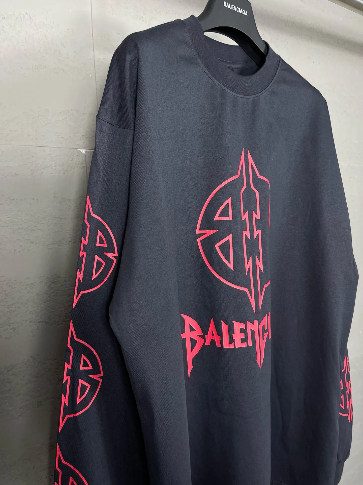 🅿️210 Detailed pictures [Top version. Official website quality] BALENCI*GA/Paris. 2024 new style. Classic LOGO cracked printed long-sleeved T-shirt. Brick cabinet synchronization. Genuine product developed at the first time, enjoy printing and comparison! The fabric is made of Paris ZP custom-woven and dyed cotton with double yarns and compact cotton. The weight is 260 grams. The cloth surface is clean. The cloth pattern is clear, soft and comfortable. The threads are dyed with no color difference. The classic printing is made of environmentally friendly imported materials, and the letters are cracked and printed. The letters are clear and the effect is three-dimensional. Restored brick cabinet. Ready-made clothes are washed and distressed, different market currency, welcome to compare, the version adopts OS loose shoulder version. Same style for men and women Coding: BL225027 Color: dark blue gray, white Size: XS S M L