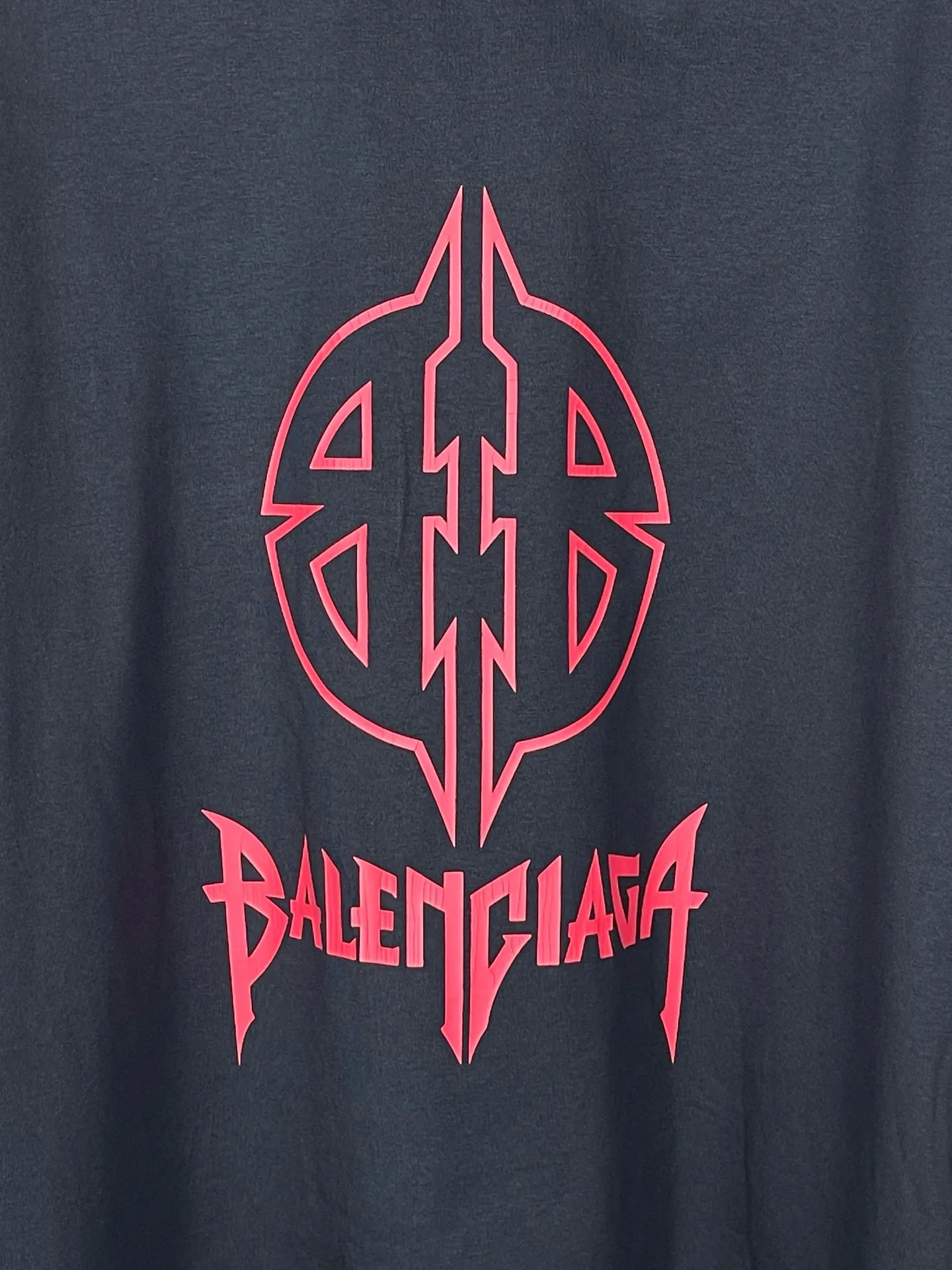 🅿️210 Detailed pictures [Top version. Official website quality] BALENCI*GA/Paris. 2024 new style. Classic LOGO cracked printed long-sleeved T-shirt. Brick cabinet synchronization. Genuine product developed at the first time, enjoy printing and comparison! The fabric is made of Paris ZP custom-woven and dyed cotton with double yarns and compact cotton. The weight is 260 grams. The cloth surface is clean. The cloth pattern is clear, soft and comfortable. The threads are dyed with no color difference. The classic printing is made of environmentally friendly imported materials, and the letters are cracked and printed. The letters are clear and the effect is three-dimensional. Restored brick cabinet. Ready-made clothes are washed and distressed, different market currency, welcome to compare, the version adopts OS loose shoulder version. Same style for men and women Coding: BL225027 Color: dark blue gray, white Size: XS S M L