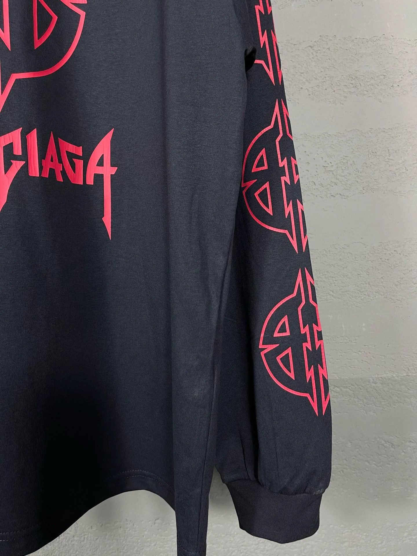 🅿️210 Detailed pictures [Top version. Official website quality] BALENCI*GA/Paris. 2024 new style. Classic LOGO cracked printed long-sleeved T-shirt. Brick cabinet synchronization. Genuine product developed at the first time, enjoy printing and comparison! The fabric is made of Paris ZP custom-woven and dyed cotton with double yarns and compact cotton. The weight is 260 grams. The cloth surface is clean. The cloth pattern is clear, soft and comfortable. The threads are dyed with no color difference. The classic printing is made of environmentally friendly imported materials, and the letters are cracked and printed. The letters are clear and the effect is three-dimensional. Restored brick cabinet. Ready-made clothes are washed and distressed, different market currency, welcome to compare, the version adopts OS loose shoulder version. Same style for men and women Coding: BL225027 Color: dark blue gray, white Size: XS S M L