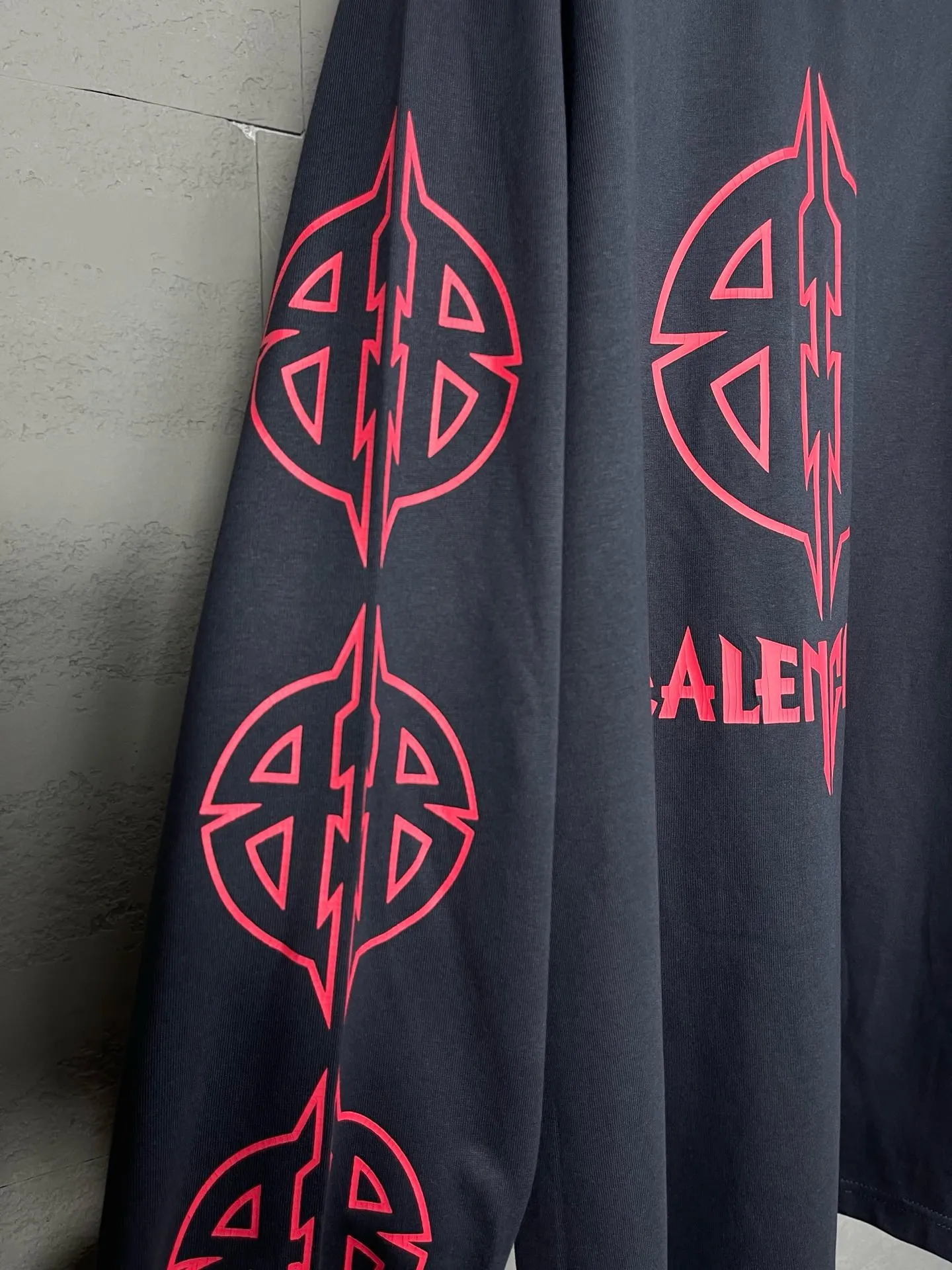 🅿️210 Detailed pictures [Top version. Official website quality] BALENCI*GA/Paris. 2024 new style. Classic LOGO cracked printed long-sleeved T-shirt. Brick cabinet synchronization. Genuine product developed at the first time, enjoy printing and comparison! The fabric is made of Paris ZP custom-woven and dyed cotton with double yarns and compact cotton. The weight is 260 grams. The cloth surface is clean. The cloth pattern is clear, soft and comfortable. The threads are dyed with no color difference. The classic printing is made of environmentally friendly imported materials, and the letters are cracked and printed. The letters are clear and the effect is three-dimensional. Restored brick cabinet. Ready-made clothes are washed and distressed, different market currency, welcome to compare, the version adopts OS loose shoulder version. Same style for men and women Coding: BL225027 Color: dark blue gray, white Size: XS S M L