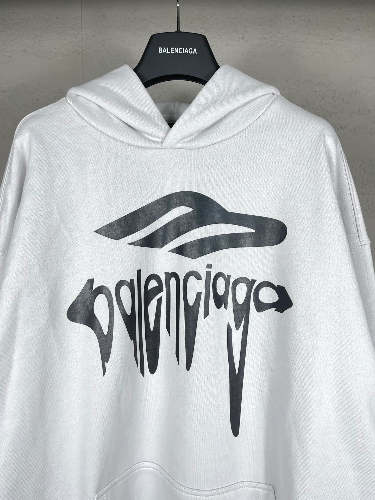 🅿️330 real photos [Top version. Official website quality] BALENCI*GA/Paris.SS25 latest model 3M artistic letter print washed and worn hooded sweatshirt. Ready-to-wear with multiple worn and worn features. The brick cabinets are synchronized. The authentic product is developed at the first time. The fabric is made of Paris ZP custom-woven and dyed cotton terry sweatshirt. Weighing 460 grams, the cloth surface is clean. The cloth pattern is clear, soft and comfortable. The threads are dyed with no color difference. The printing is made of environmentally friendly imported materials. The letters are clear and the effect is three-dimensional. The version adopts OS loose shoulder design. Same style for men and women. Code: BL238958 Color: washed black, gray and white. Size: XS S M L
