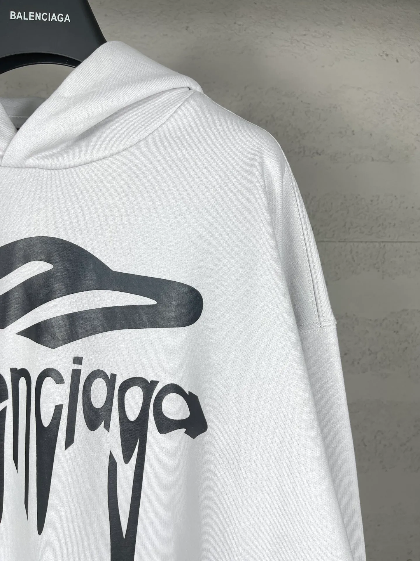 🅿️330 real photos [Top version. Official website quality] BALENCI*GA/Paris.SS25 latest model 3M artistic letter print washed and worn hooded sweatshirt. Ready-to-wear with multiple worn and worn features. The brick cabinets are synchronized. The authentic product is developed at the first time. The fabric is made of Paris ZP custom-woven and dyed cotton terry sweatshirt. Weighing 460 grams, the cloth surface is clean. The cloth pattern is clear, soft and comfortable. The threads are dyed with no color difference. The printing is made of environmentally friendly imported materials. The letters are clear and the effect is three-dimensional. The version adopts OS loose shoulder design. Same style for men and women. Code: BL238958 Color: washed black, gray and white. Size: XS S M L