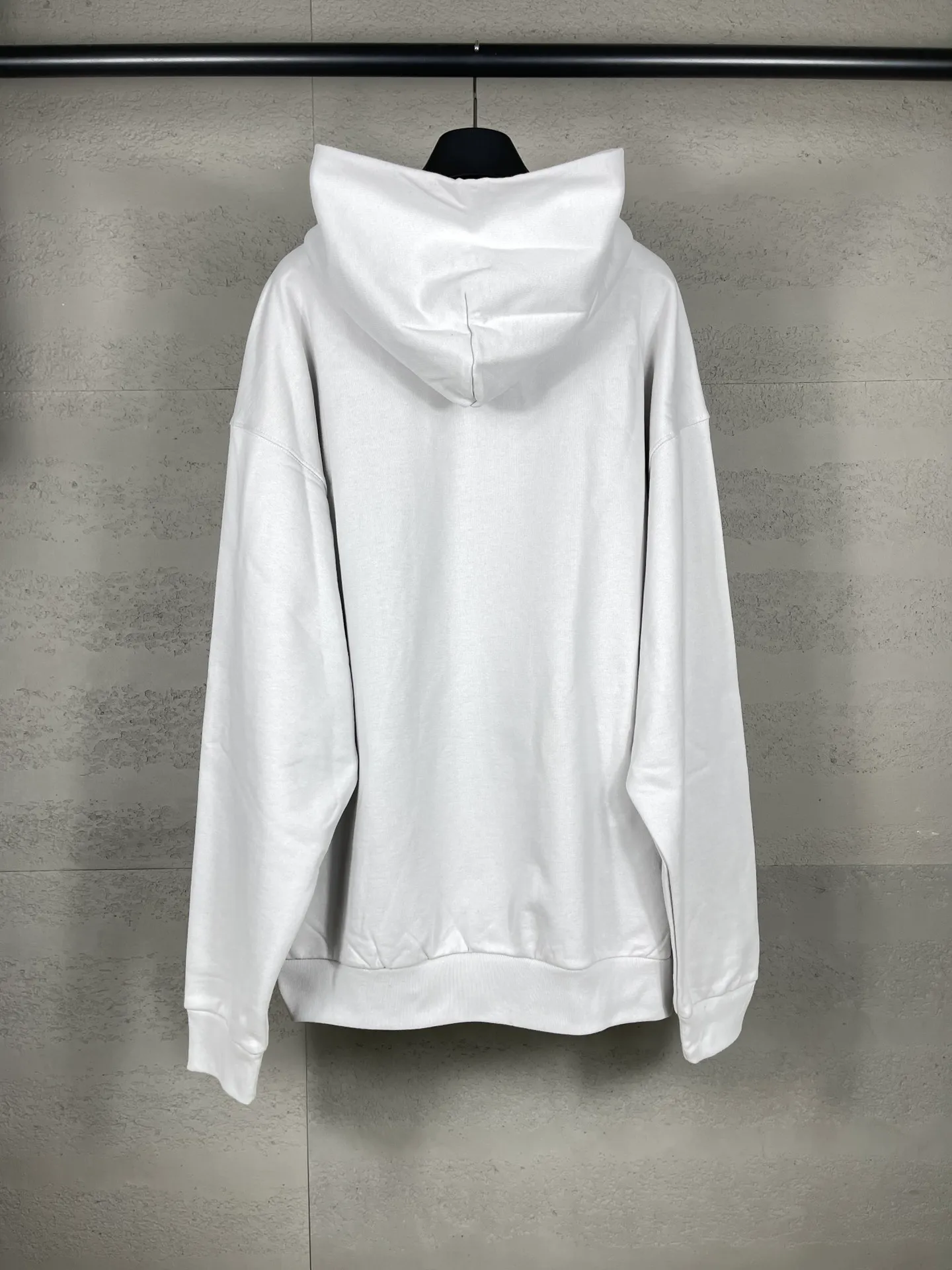 🅿️330 real photos [Top version. Official website quality] BALENCI*GA/Paris.SS25 latest model 3M artistic letter print washed and worn hooded sweatshirt. Ready-to-wear with multiple worn and worn features. The brick cabinets are synchronized. The authentic product is developed at the first time. The fabric is made of Paris ZP custom-woven and dyed cotton terry sweatshirt. Weighing 460 grams, the cloth surface is clean. The cloth pattern is clear, soft and comfortable. The threads are dyed with no color difference. The printing is made of environmentally friendly imported materials. The letters are clear and the effect is three-dimensional. The version adopts OS loose shoulder design. Same style for men and women. Code: BL238958 Color: washed black, gray and white. Size: XS S M L