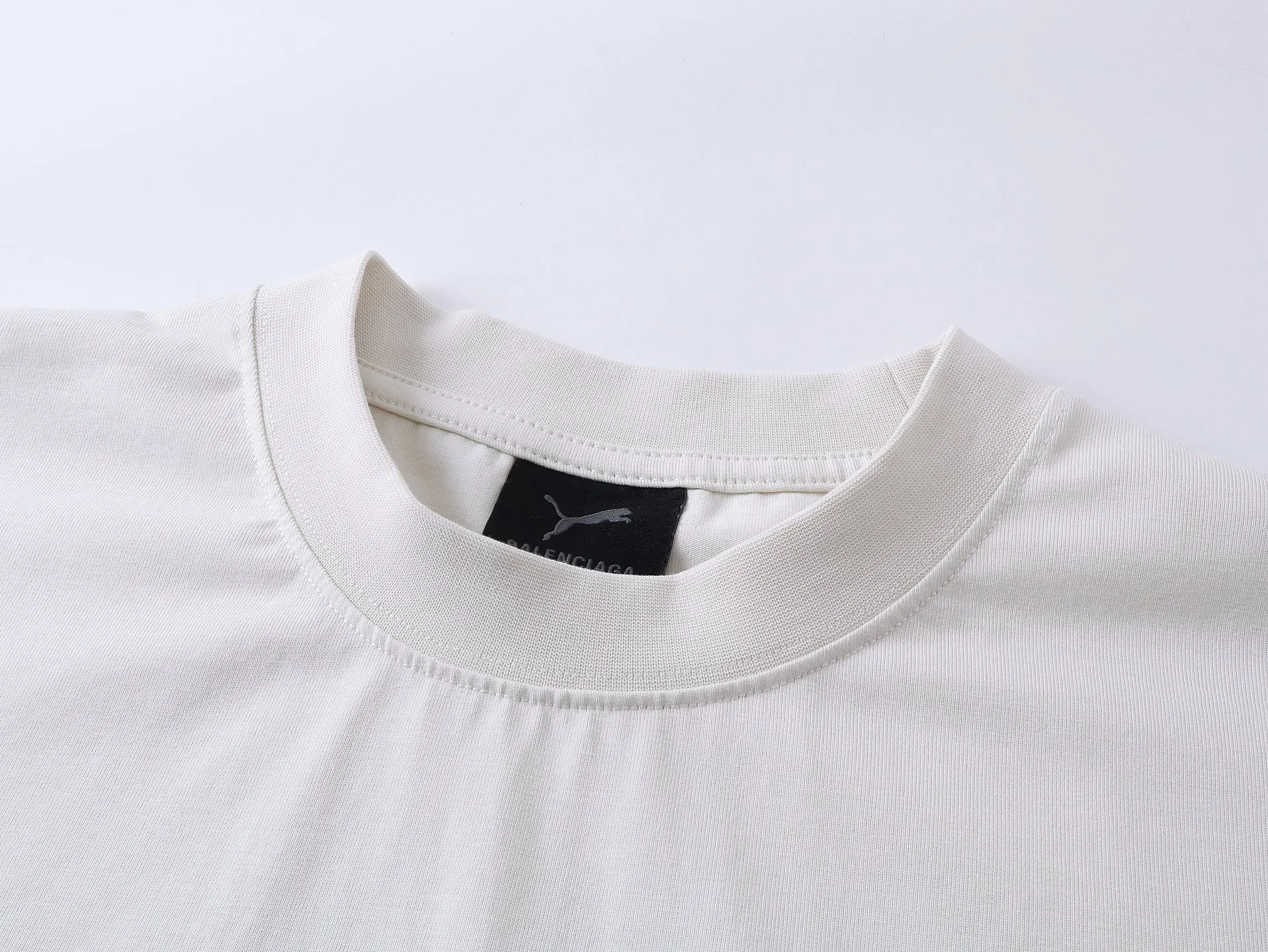 🅿️180 real photos [Top version. Official website quality] BALENCI*GA/26 new model. Paris co-branded puma series front printed washed short-sleeved T-shirt # SS26 latest model. Research and development at the first time, different market currencies. Comparisons welcome. The fabric is made of Paris ZP custom-woven and dyed cotton double yarn. Weighing 260 grams, the cloth surface is clean. The cloth pattern is clear, soft and comfortable. The threads are dyed with no color difference. The printing uses environmentally friendly imported rubber paddles, with clear letters and no burrs. Strong three-dimensional effect. Garment washing water. Jubie market currency. Welcome to compare. The version adopts OS loose shoulder design. Same style for men and women. Code: BL253716 Color: washed black, red, off-white Size: XS S M L