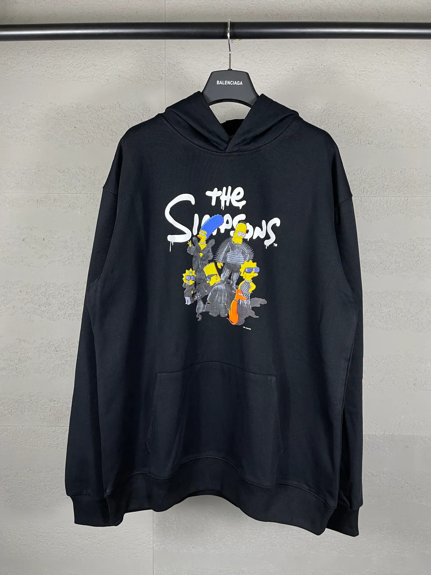 🅿️310 Real photos [Top version. Official website quality] BALENCI*GA/Paris. Classic model. 22S#balenci*ga x THE SIMPSONS Simpson joint model# The fabric is made of Paris ZP custom-woven and dyed cotton double-yarn David Coat. The net weight is 450 grams. The cloth surface is clean. The cloth pattern is clear, soft and comfortable. The threads are dyed with no color difference. The classic pattern adopts Kornit digital machine, which has a three-dimensional effect and restores the brick cabinet. The version adopts the OS loose shoulder version. Same style for men and women Code: BL238088 Color: Black. White. Size: XS S M L