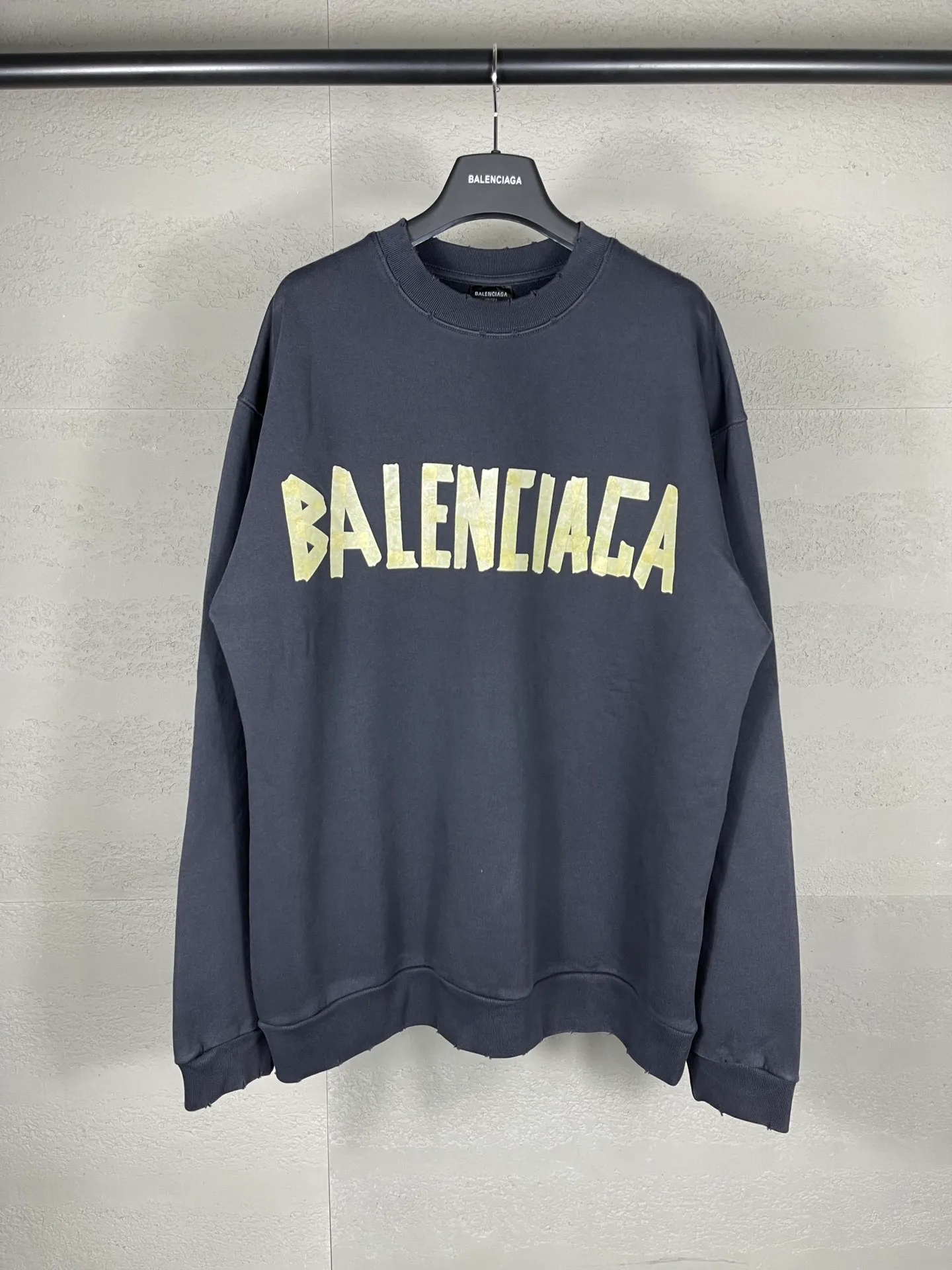 🅿️280 real photos [Top version. Official website quality] BALENCI*GA/Paris. 23ss latest classic hot model. Purchase the original board at the first time. Color. Printing. Washing. Production and authenticity. Wrong version in Jubie market. Welcome to compare. Tape direct printing. Ready-to-wear, 2 washes, frayed and distressed round neck sweatshirt. The brick cabinet is synchronized. The fabric is made of Paris ZP custom-woven and dyed cotton sweatshirt. The weight is 450 grams. The cloth surface is clean. The cloth pattern is clear, soft and comfortable, and the threads are dyed with no color difference. The classic pattern adopts Kornit imported direct injection. The letters are clear and the effect is three-dimensional. Restored brick cabinet. The garments were washed and aged, and polished by many hands. Produced by ultra-heavy craftsmanship, special market currency. Note⚠️ZP fabric is made of fine-grained yarn. Pay attention to the big difference! Welcome to compare! The version adopts OS loose shoulder version. The same style for men and women. Code: BL235567 Color: dark gray blue, washed black Size: XS S M L