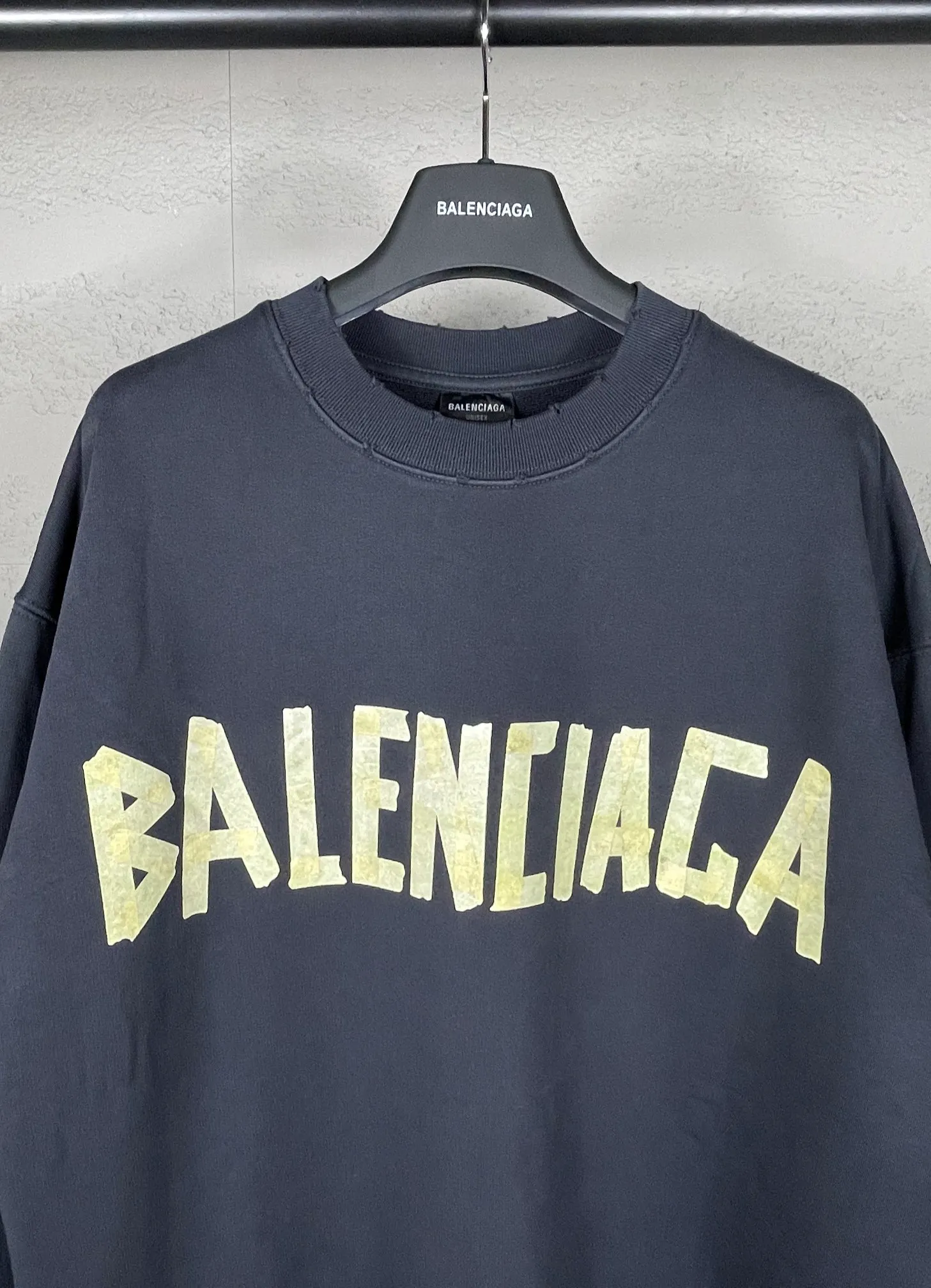🅿️280 real photos [Top version. Official website quality] BALENCI*GA/Paris. 23ss latest classic hot model. Purchase the original board at the first time. Color. Printing. Washing. Production and authenticity. Wrong version in Jubie market. Welcome to compare. Tape direct printing. Ready-to-wear, 2 washes, frayed and distressed round neck sweatshirt. The brick cabinet is synchronized. The fabric is made of Paris ZP custom-woven and dyed cotton sweatshirt. The weight is 450 grams. The cloth surface is clean. The cloth pattern is clear, soft and comfortable, and the threads are dyed with no color difference. The classic pattern adopts Kornit imported direct injection. The letters are clear and the effect is three-dimensional. Restored brick cabinet. The garments were washed and aged, and polished by many hands. Produced by ultra-heavy craftsmanship, special market currency. Note⚠️ZP fabric is made of fine-grained yarn. Pay attention to the big difference! Welcome to compare! The version adopts OS loose shoulder version. The same style for men and women. Code: BL235567 Color: dark gray blue, washed black Size: XS S M L
