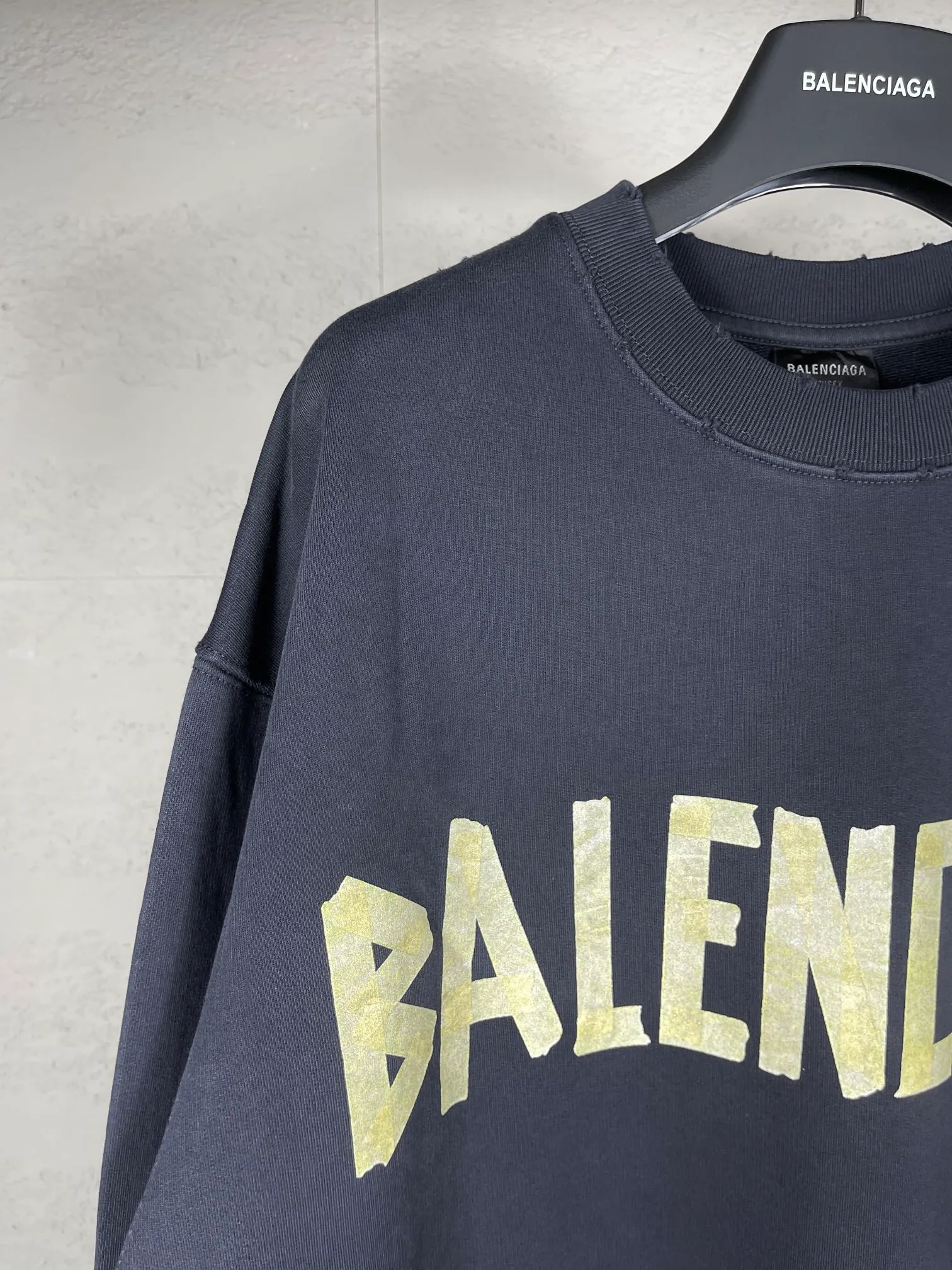 🅿️280 real photos [Top version. Official website quality] BALENCI*GA/Paris. 23ss latest classic hot model. Purchase the original board at the first time. Color. Printing. Washing. Production and authenticity. Wrong version in Jubie market. Welcome to compare. Tape direct printing. Ready-to-wear, 2 washes, frayed and distressed round neck sweatshirt. The brick cabinet is synchronized. The fabric is made of Paris ZP custom-woven and dyed cotton sweatshirt. The weight is 450 grams. The cloth surface is clean. The cloth pattern is clear, soft and comfortable, and the threads are dyed with no color difference. The classic pattern adopts Kornit imported direct injection. The letters are clear and the effect is three-dimensional. Restored brick cabinet. The garments were washed and aged, and polished by many hands. Produced by ultra-heavy craftsmanship, special market currency. Note⚠️ZP fabric is made of fine-grained yarn. Pay attention to the big difference! Welcome to compare! The version adopts OS loose shoulder version. The same style for men and women. Code: BL235567 Color: dark gray blue, washed black Size: XS S M L