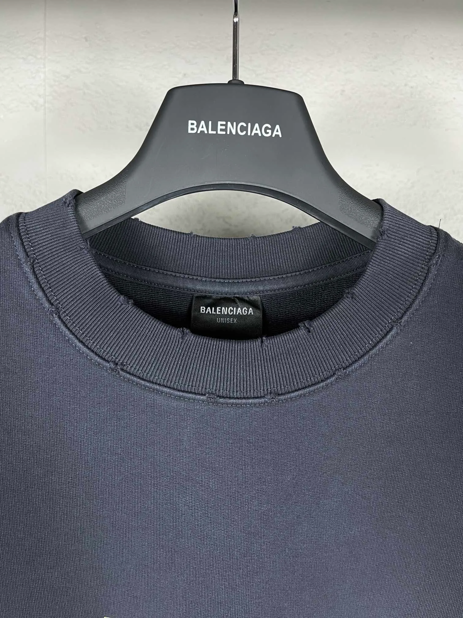🅿️280 real photos [Top version. Official website quality] BALENCI*GA/Paris. 23ss latest classic hot model. Purchase the original board at the first time. Color. Printing. Washing. Production and authenticity. Wrong version in Jubie market. Welcome to compare. Tape direct printing. Ready-to-wear, 2 washes, frayed and distressed round neck sweatshirt. The brick cabinet is synchronized. The fabric is made of Paris ZP custom-woven and dyed cotton sweatshirt. The weight is 450 grams. The cloth surface is clean. The cloth pattern is clear, soft and comfortable, and the threads are dyed with no color difference. The classic pattern adopts Kornit imported direct injection. The letters are clear and the effect is three-dimensional. Restored brick cabinet. The garments were washed and aged, and polished by many hands. Produced by ultra-heavy craftsmanship, special market currency. Note⚠️ZP fabric is made of fine-grained yarn. Pay attention to the big difference! Welcome to compare! The version adopts OS loose shoulder version. The same style for men and women. Code: BL235567 Color: dark gray blue, washed black Size: XS S M L