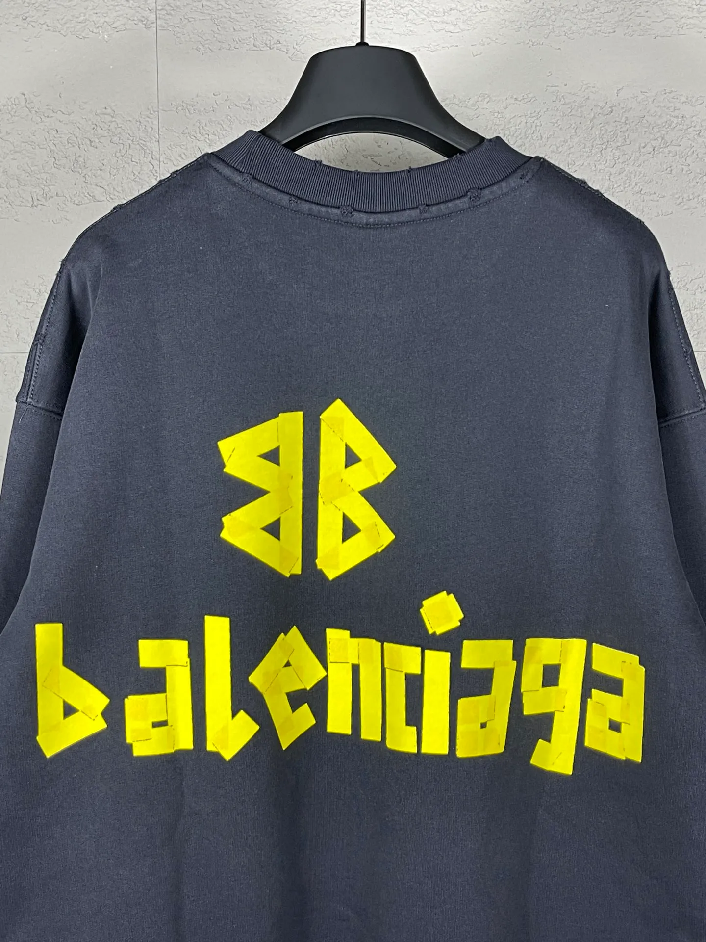 🅿️280 real photos [Top version. Official website quality] BALENCI*GA/Paris. 23ss latest classic hot model. Purchase the original board at the first time. Color. Printing. Washing. Production and authenticity. Wrong version in Jubie market. Welcome to compare. Tape direct printing. Ready-to-wear, 2 washes, frayed and distressed round neck sweatshirt. The brick cabinet is synchronized. The fabric is made of Paris ZP custom-woven and dyed cotton sweatshirt. The weight is 450 grams. The cloth surface is clean. The cloth pattern is clear, soft and comfortable, and the threads are dyed with no color difference. The classic pattern adopts Kornit imported direct injection. The letters are clear and the effect is three-dimensional. Restored brick cabinet. The garments were washed and aged, and polished by many hands. Produced by ultra-heavy craftsmanship, special market currency. Note⚠️ZP fabric is made of fine-grained yarn. Pay attention to the big difference! Welcome to compare! The version adopts OS loose shoulder version. The same style for men and women. Code: BL235567 Color: dark gray blue, washed black Size: XS S M L