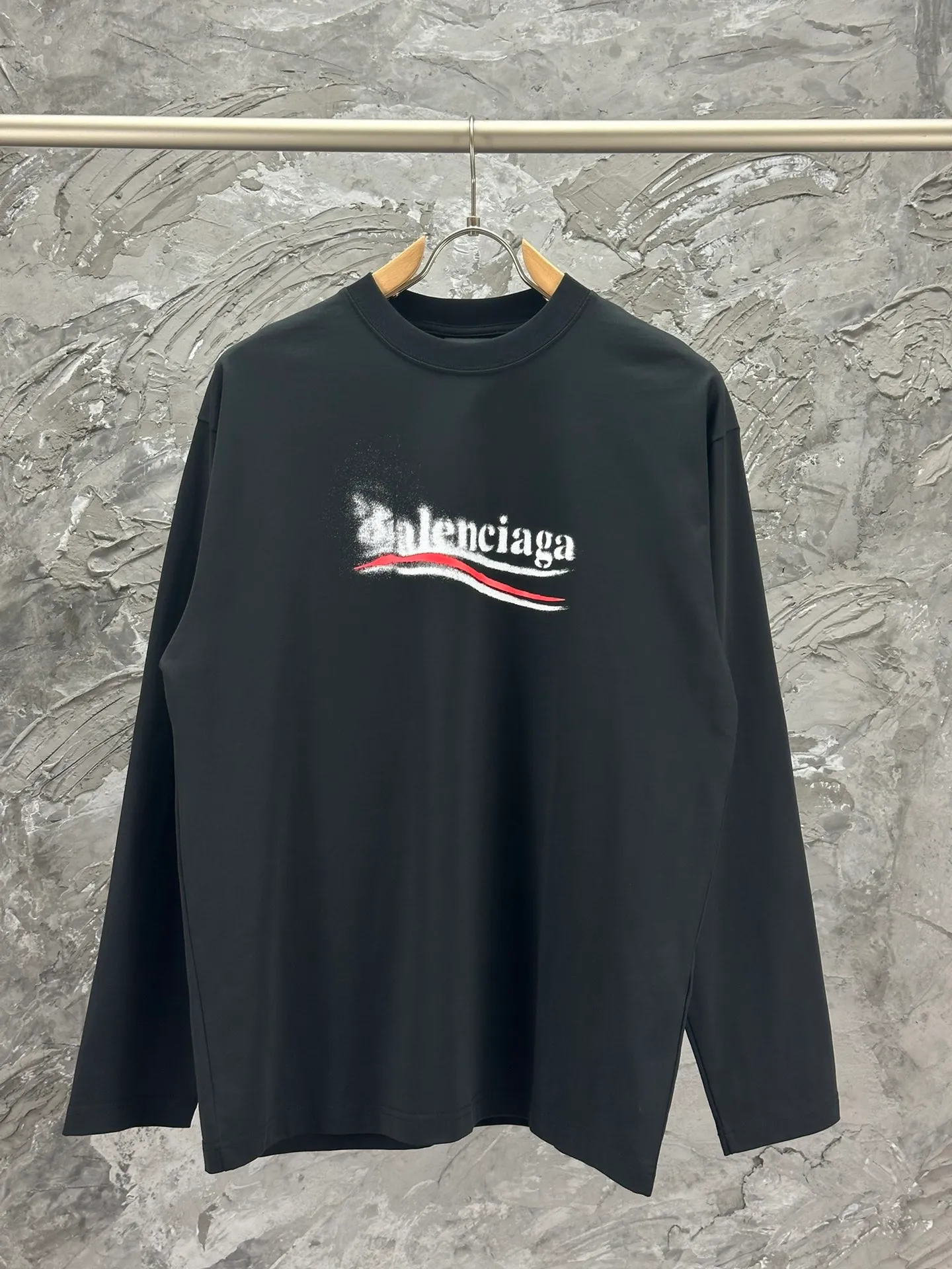 🅿️250 -BALENCI*GA 24ss Paris blurred wave printed long sleeves. The fabric is made of Paris custom-woven and dyed double-yarn pure cotton. The weight is 280g. The thread is custom-woven and dyed without color difference. The front panel is made of imported recreational direct injection. Two high-temperature styling washes. Os dropped shoulders and loose version. Same style for men and women -Color: black beige -SIZE: XS S M L Style No. 8621#