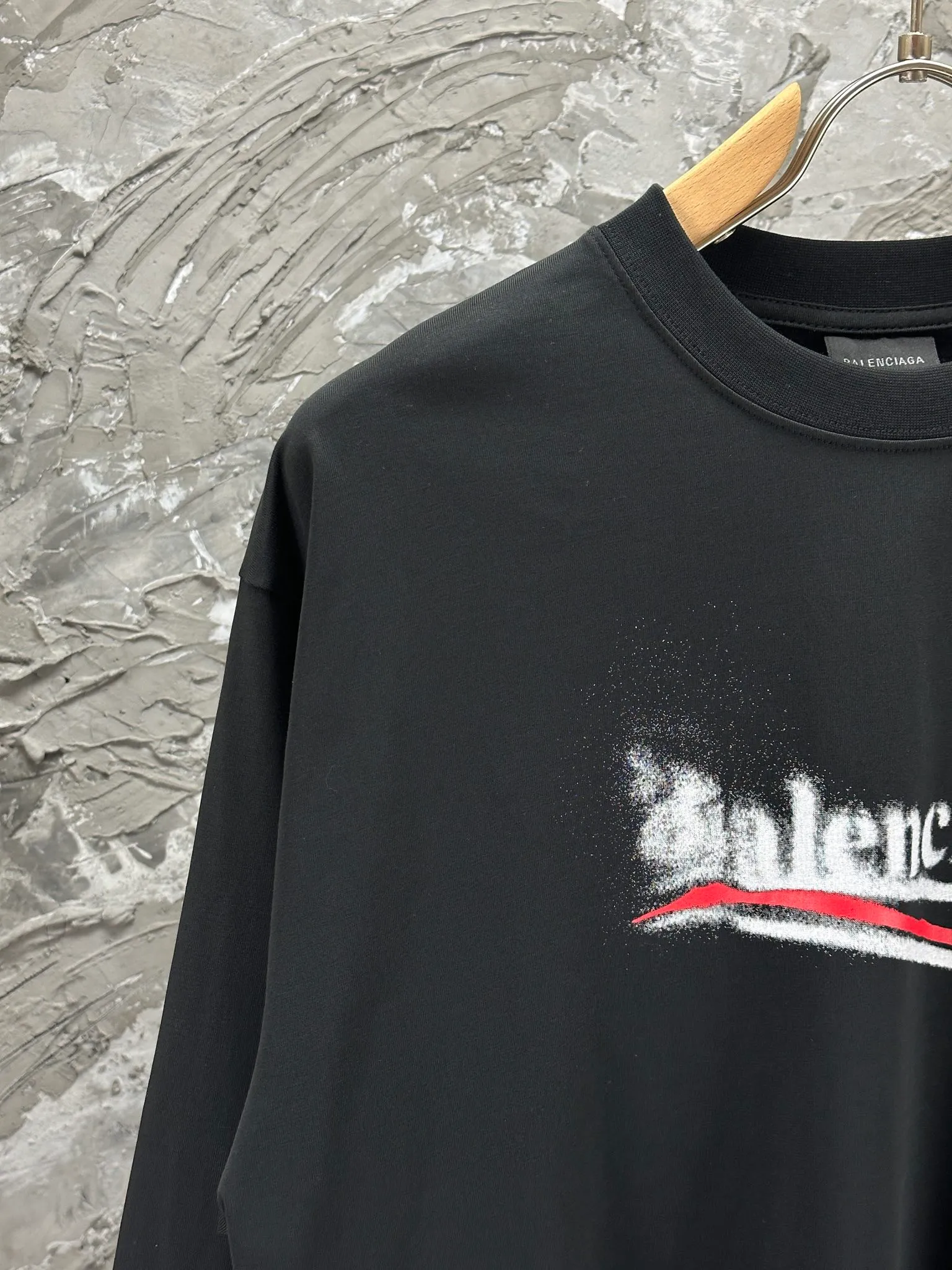 🅿️250 -BALENCI*GA 24ss Paris blurred wave printed long sleeves. The fabric is made of Paris custom-woven and dyed double-yarn pure cotton. The weight is 280g. The thread is custom-woven and dyed without color difference. The front panel is made of imported recreational direct injection. Two high-temperature styling washes. Os dropped shoulders and loose version. Same style for men and women -Color: black beige -SIZE: XS S M L Style No. 8621#