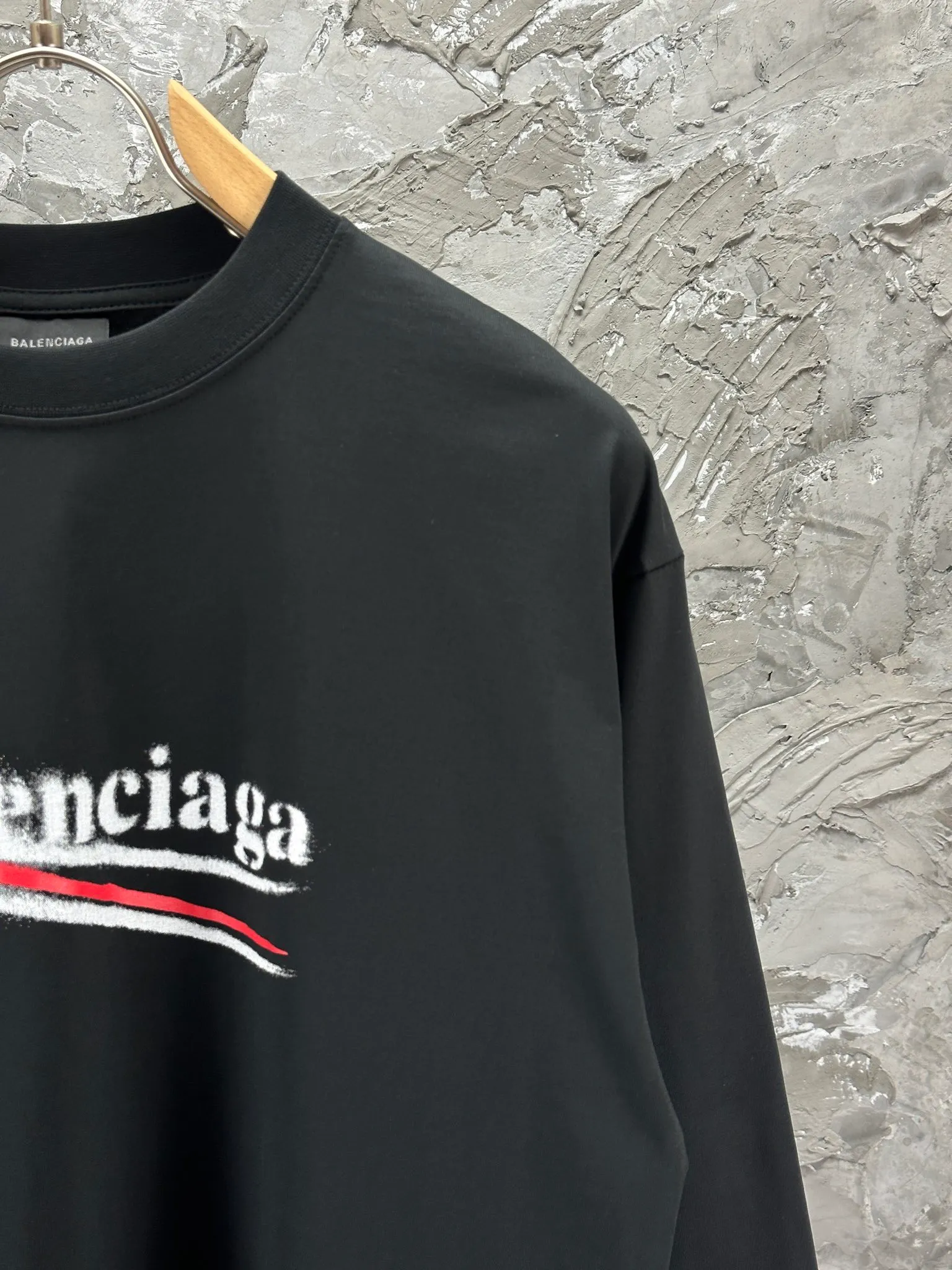 🅿️250 -BALENCI*GA 24ss Paris blurred wave printed long sleeves. The fabric is made of Paris custom-woven and dyed double-yarn pure cotton. The weight is 280g. The thread is custom-woven and dyed without color difference. The front panel is made of imported recreational direct injection. Two high-temperature styling washes. Os dropped shoulders and loose version. Same style for men and women -Color: black beige -SIZE: XS S M L Style No. 8621#