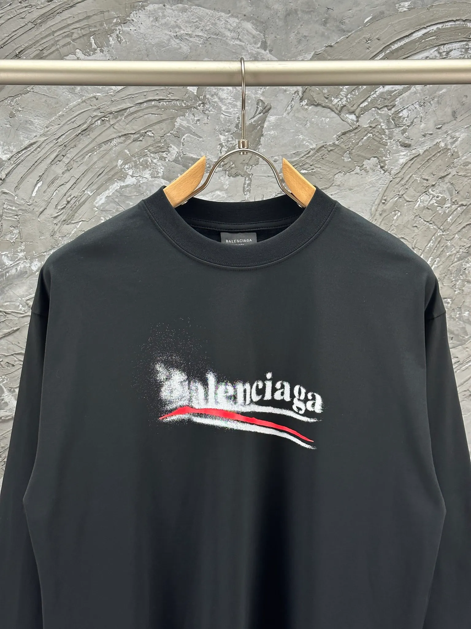 🅿️250 -BALENCI*GA 24ss Paris blurred wave printed long sleeves. The fabric is made of Paris custom-woven and dyed double-yarn pure cotton. The weight is 280g. The thread is custom-woven and dyed without color difference. The front panel is made of imported recreational direct injection. Two high-temperature styling washes. Os dropped shoulders and loose version. Same style for men and women -Color: black beige -SIZE: XS S M L Style No. 8621#