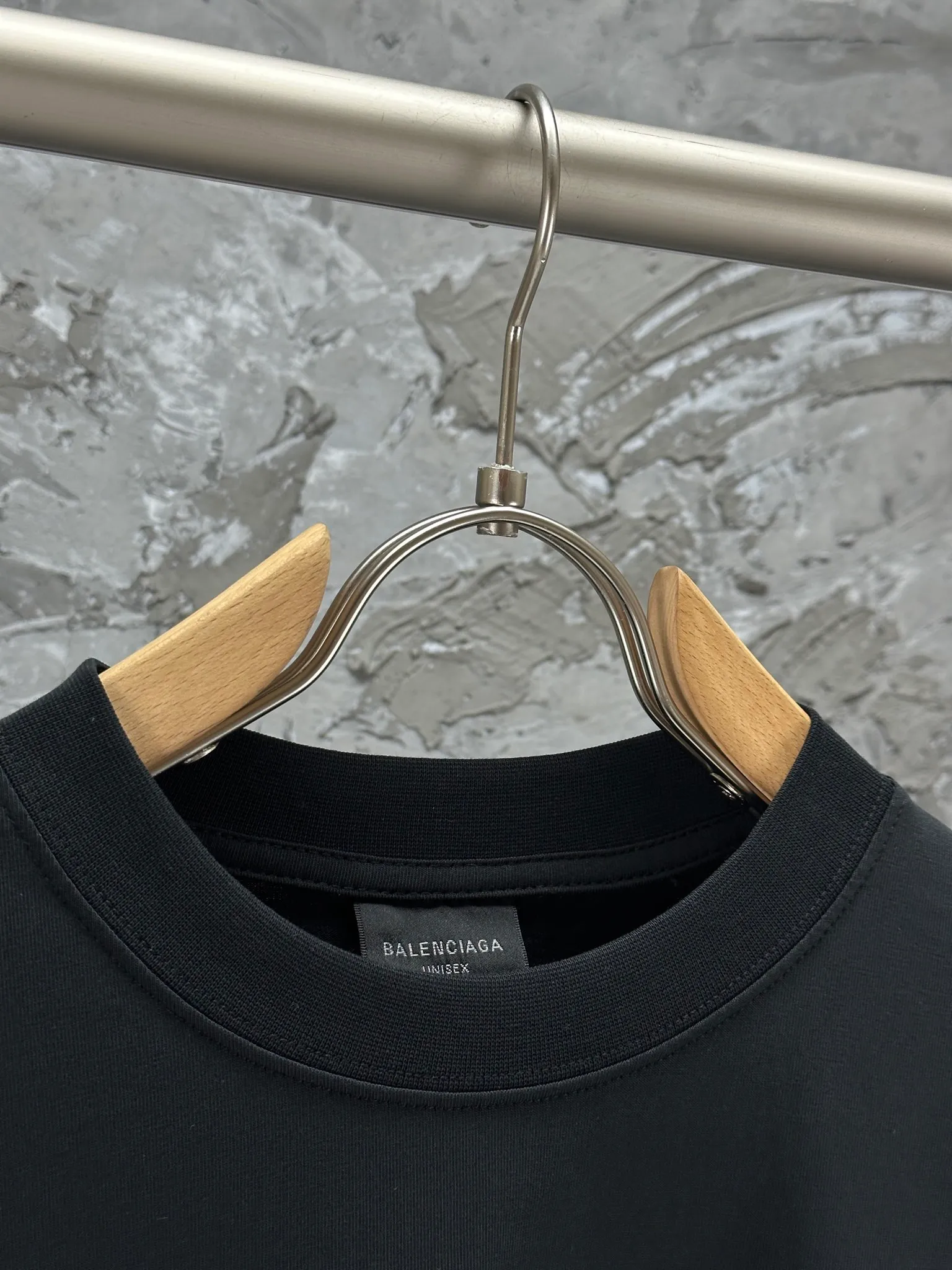 🅿️250 -BALENCI*GA 24ss Paris blurred wave printed long sleeves. The fabric is made of Paris custom-woven and dyed double-yarn pure cotton. The weight is 280g. The thread is custom-woven and dyed without color difference. The front panel is made of imported recreational direct injection. Two high-temperature styling washes. Os dropped shoulders and loose version. Same style for men and women -Color: black beige -SIZE: XS S M L Style No. 8621#