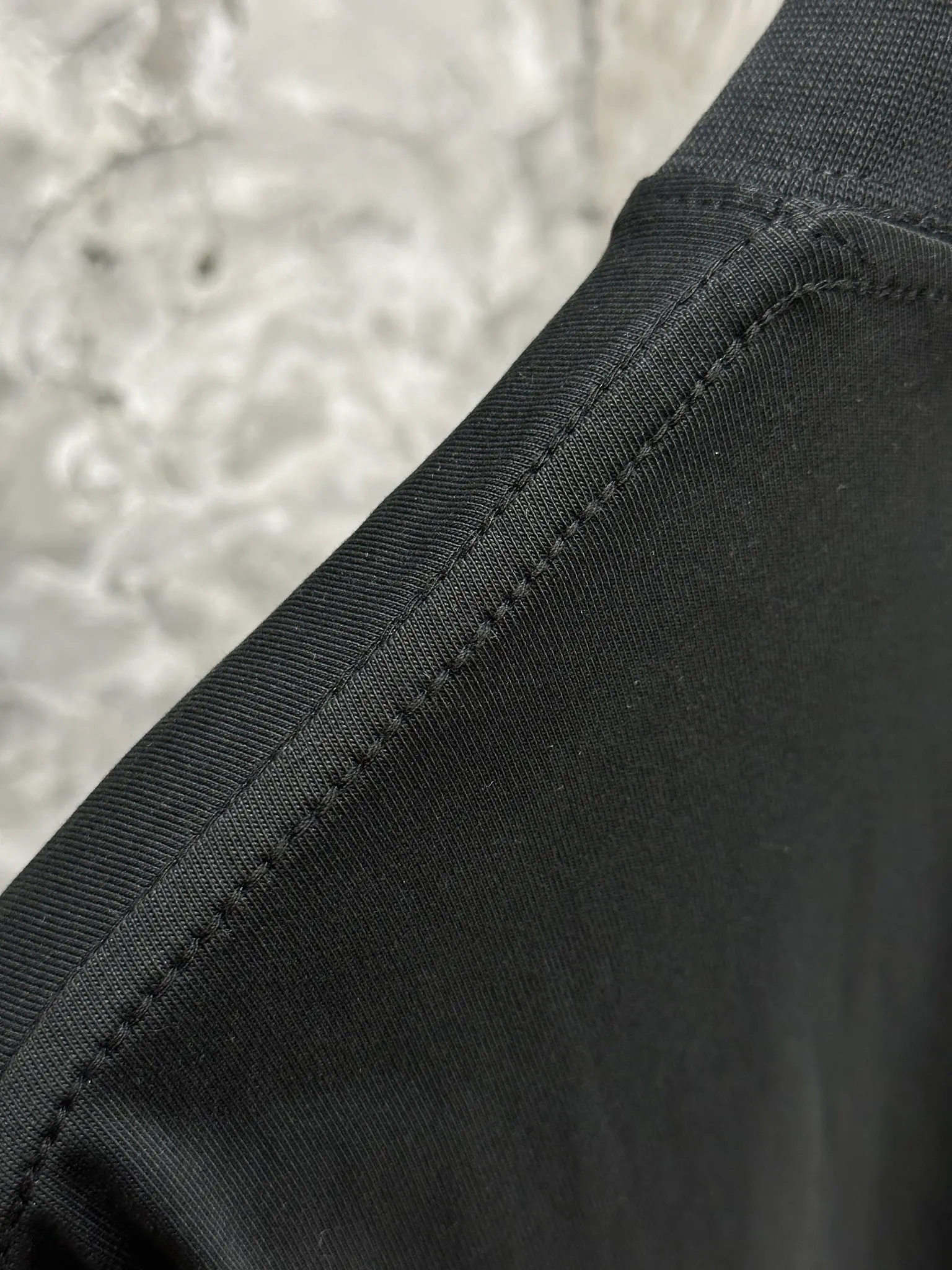 🅿️250 -BALENCI*GA 24ss Paris blurred wave printed long sleeves. The fabric is made of Paris custom-woven and dyed double-yarn pure cotton. The weight is 280g. The thread is custom-woven and dyed without color difference. The front panel is made of imported recreational direct injection. Two high-temperature styling washes. Os dropped shoulders and loose version. Same style for men and women -Color: black beige -SIZE: XS S M L Style No. 8621#