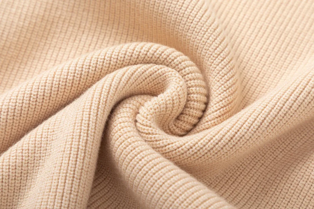 🅿️290 BALENCIAGA/Balenciaga’s new Paris classic jacquard vented knitted sweater. The front panel is made of classic B-shaped two-color jacquard. The body is vented and hand-crafted. It is woven with imported 100% fine cotton yarn. The yarn is treated with mercerization process, making the fabric smooth and bright, close to the skin, warm and breathable. The soft and delicate touch brings extremely comfortable wearing experience! The body of the garment uses imported 7-knitting machine super-long jacquard craftsmanship, perfectly interpreting the fashionable new fashion of the season! Whether worn alone or paired with an inner layer, this is a must-have for both men and women! Color: Beige Size: S M L