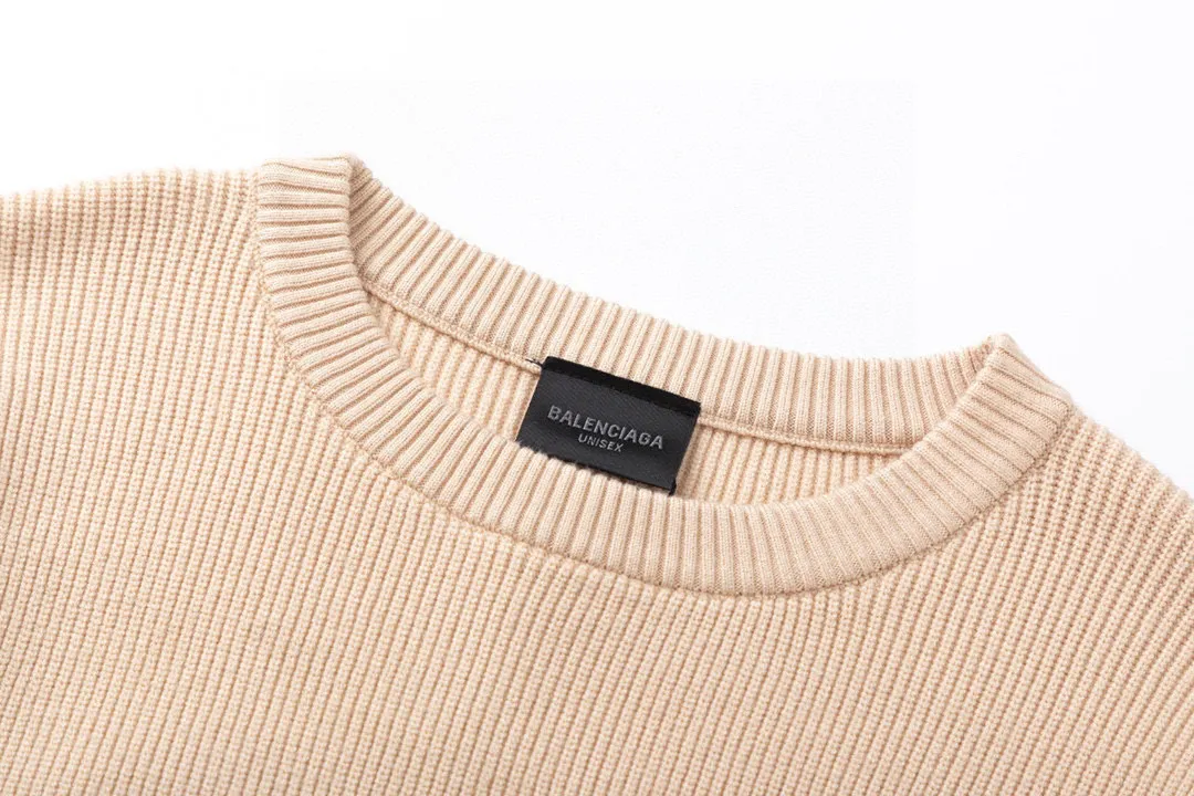 🅿️290 BALENCIAGA/Balenciaga’s new Paris classic jacquard vented knitted sweater. The front panel is made of classic B-shaped two-color jacquard. The body is vented and hand-crafted. It is woven with imported 100% fine cotton yarn. The yarn is treated with mercerization process, making the fabric smooth and bright, close to the skin, warm and breathable. The soft and delicate touch brings extremely comfortable wearing experience! The body of the garment uses imported 7-knitting machine super-long jacquard craftsmanship, perfectly interpreting the fashionable new fashion of the season! Whether worn alone or paired with an inner layer, this is a must-have for both men and women! Color: Beige Size: S M L