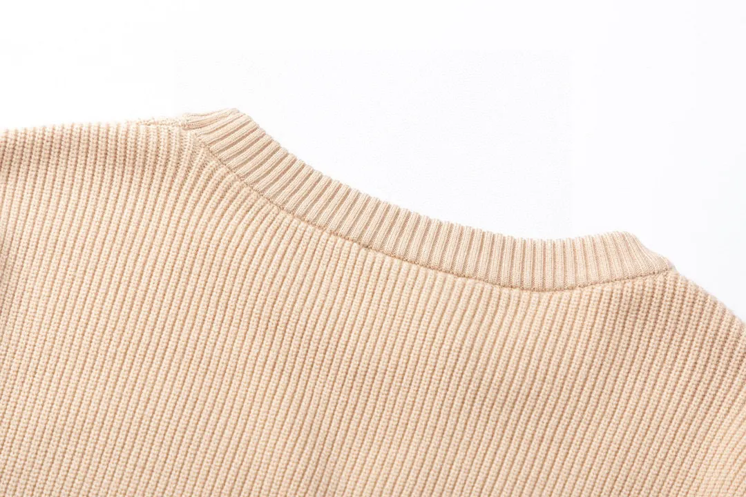 🅿️290 BALENCIAGA/Balenciaga’s new Paris classic jacquard vented knitted sweater. The front panel is made of classic B-shaped two-color jacquard. The body is vented and hand-crafted. It is woven with imported 100% fine cotton yarn. The yarn is treated with mercerization process, making the fabric smooth and bright, close to the skin, warm and breathable. The soft and delicate touch brings extremely comfortable wearing experience! The body of the garment uses imported 7-knitting machine super-long jacquard craftsmanship, perfectly interpreting the fashionable new fashion of the season! Whether worn alone or paired with an inner layer, this is a must-have for both men and women! Color: Beige Size: S M L