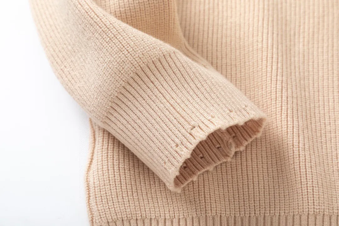 🅿️290 BALENCIAGA/Balenciaga’s new Paris classic jacquard vented knitted sweater. The front panel is made of classic B-shaped two-color jacquard. The body is vented and hand-crafted. It is woven with imported 100% fine cotton yarn. The yarn is treated with mercerization process, making the fabric smooth and bright, close to the skin, warm and breathable. The soft and delicate touch brings extremely comfortable wearing experience! The body of the garment uses imported 7-knitting machine super-long jacquard craftsmanship, perfectly interpreting the fashionable new fashion of the season! Whether worn alone or paired with an inner layer, this is a must-have for both men and women! Color: Beige Size: S M L