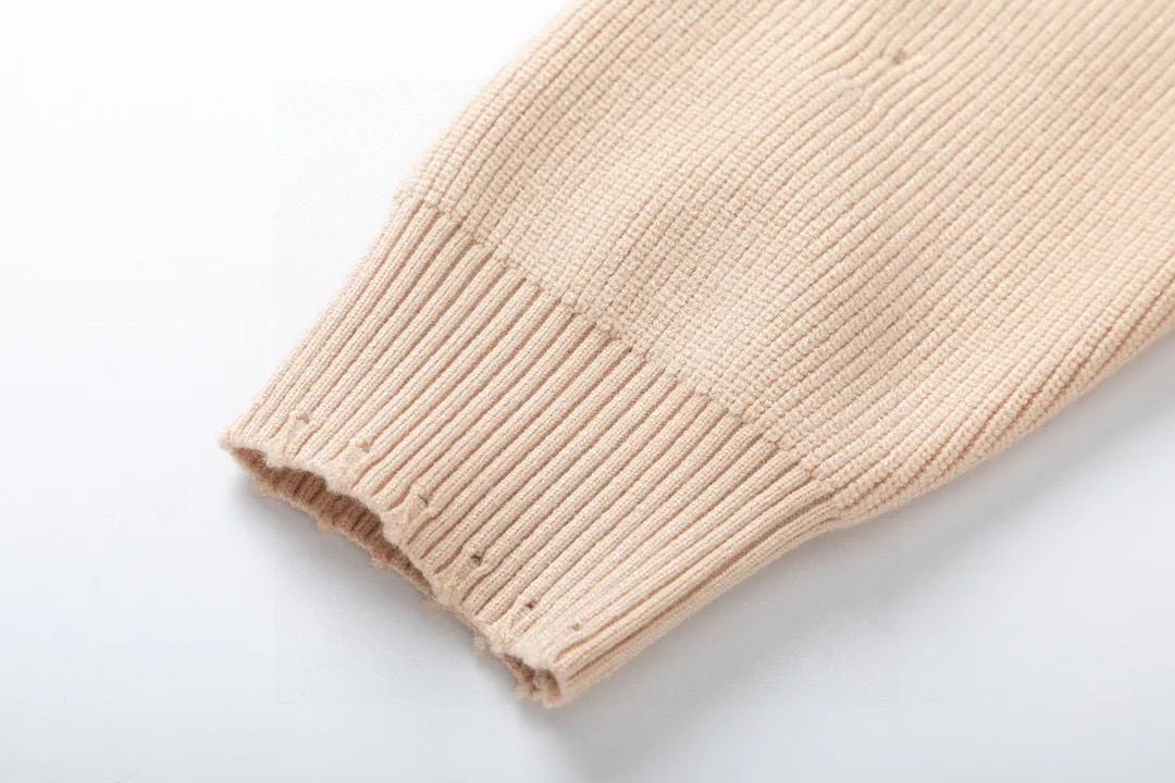 🅿️290 BALENCIAGA/Balenciaga’s new Paris classic jacquard vented knitted sweater. The front panel is made of classic B-shaped two-color jacquard. The body is vented and hand-crafted. It is woven with imported 100% fine cotton yarn. The yarn is treated with mercerization process, making the fabric smooth and bright, close to the skin, warm and breathable. The soft and delicate touch brings extremely comfortable wearing experience! The body of the garment uses imported 7-knitting machine super-long jacquard craftsmanship, perfectly interpreting the fashionable new fashion of the season! Whether worn alone or paired with an inner layer, this is a must-have for both men and women! Color: Beige Size: S M L