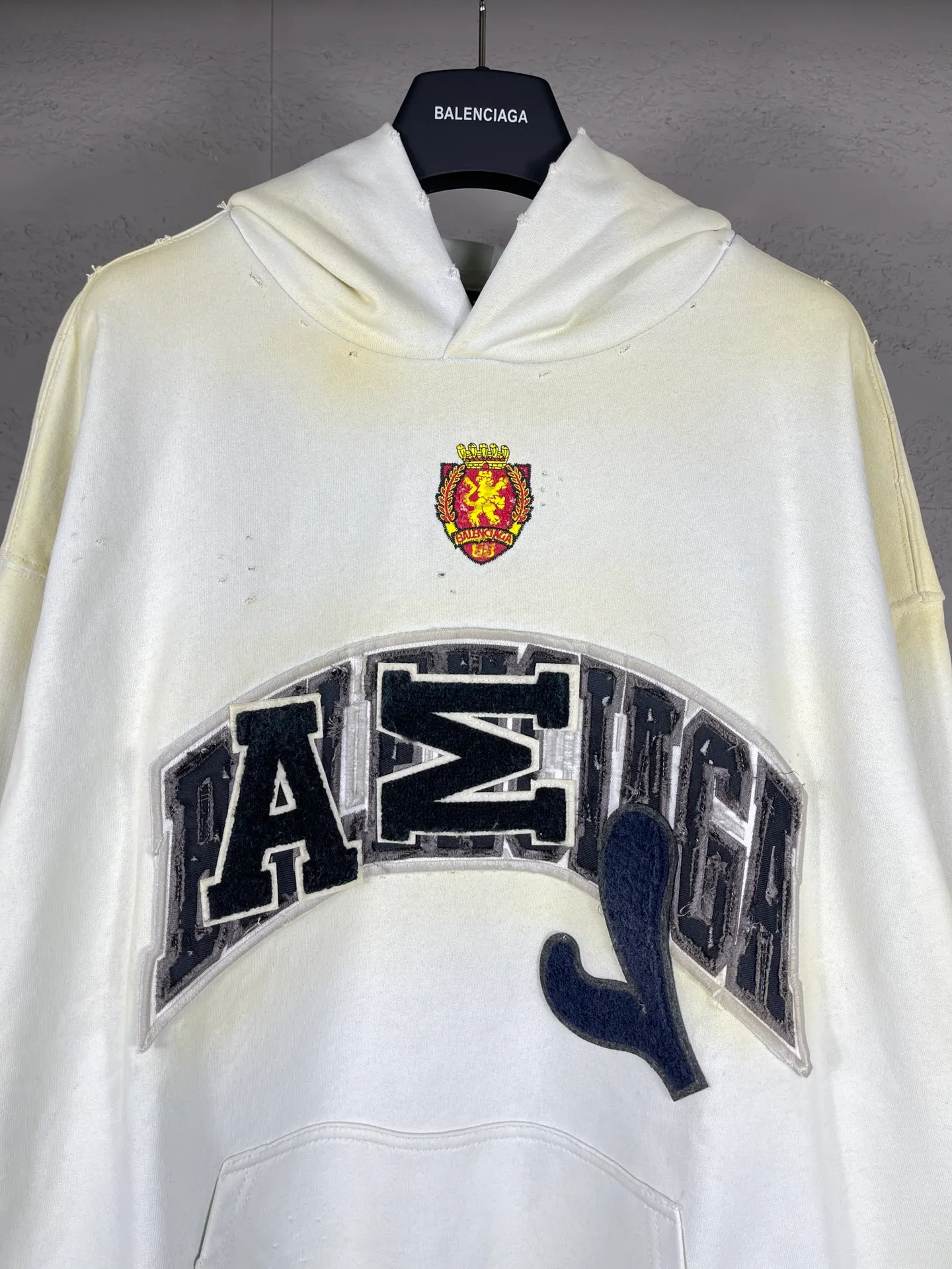 🅿️420 real photos [Top version. Official website quality] BALENCI*GA/Paris co-branded Manchester United. 24 latest. Washed. Distressed. Worn. Inkjet-painted. Short-sleeved T-shirt # Embroidered seal. Heavy tattered. Top-notch board. Overweight craftsmanship. Welcome to compare. The fabric is made of Paris ZP custom-woven and dyed cotton t-shirt. The weight is 450 grams. The cloth surface is clean. The cloth pattern is clear, soft and comfortable. The threads are dyed with no color difference. The front pattern embroidery is made with imported machine embroidery. The color of the chapter mark is the same. The embroidery and border are embroidered. The chapter mark is worn and distressed to match the brick cabinet. Ready-made clothes are washed and distressed. Painted with graffiti. The entire piece of clothing is restored with overweight craftsmanship. Jubie market produces pictures based on pictures. Welcome to compare. The version adopts OS loose shoulder design. Same style for men and women. Code: BL238061 Color: black, beige size: XS S M L