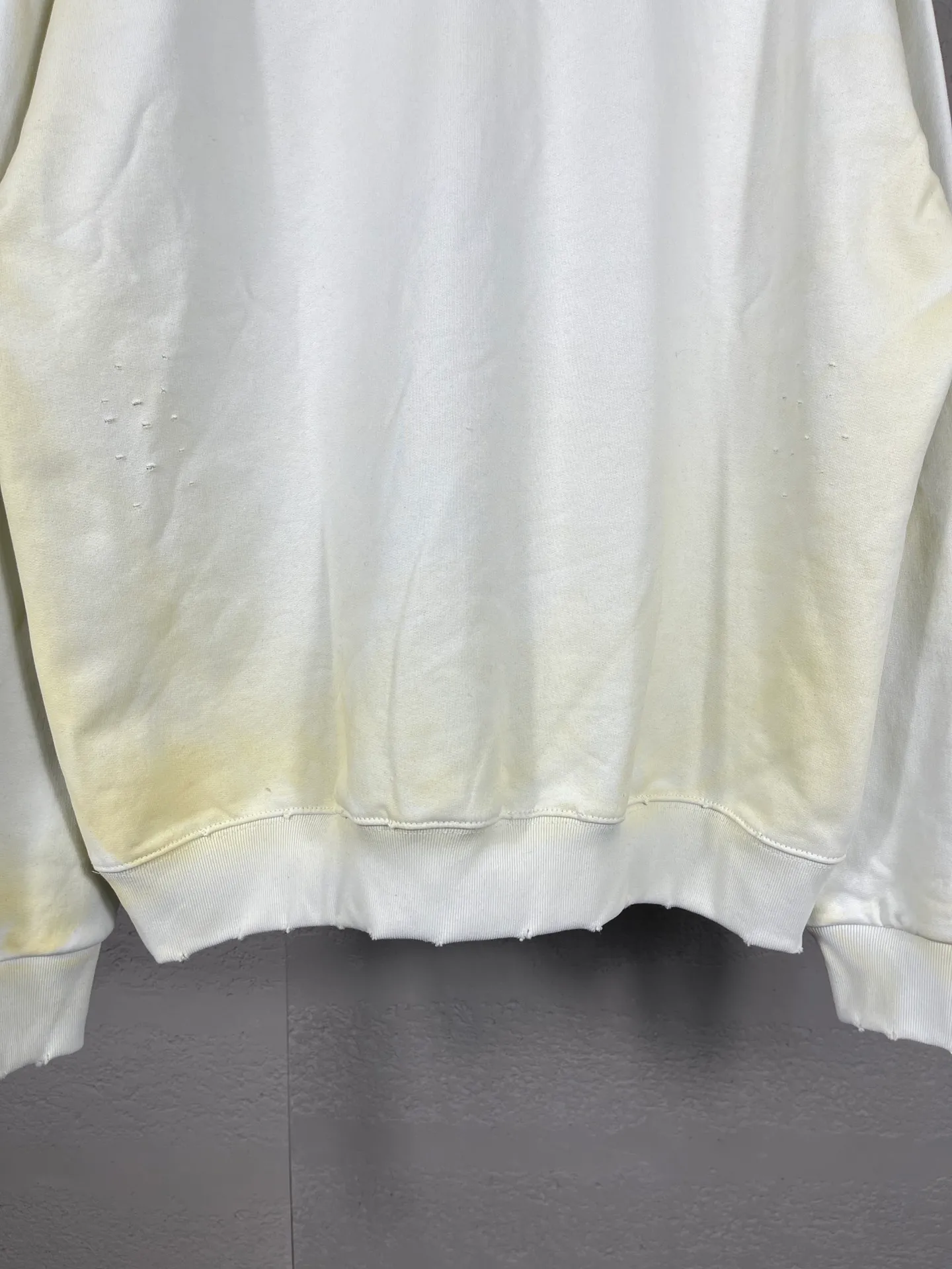 🅿️420 real photos [Top version. Official website quality] BALENCI*GA/Paris co-branded Manchester United. 24 latest. Washed. Distressed. Worn. Inkjet-painted. Short-sleeved T-shirt # Embroidered seal. Heavy tattered. Top-notch board. Overweight craftsmanship. Welcome to compare. The fabric is made of Paris ZP custom-woven and dyed cotton t-shirt. The weight is 450 grams. The cloth surface is clean. The cloth pattern is clear, soft and comfortable. The threads are dyed with no color difference. The front pattern embroidery is made with imported machine embroidery. The color of the chapter mark is the same. The embroidery and border are embroidered. The chapter mark is worn and distressed to match the brick cabinet. Ready-made clothes are washed and distressed. Painted with graffiti. The entire piece of clothing is restored with overweight craftsmanship. Jubie market produces pictures based on pictures. Welcome to compare. The version adopts OS loose shoulder design. Same style for men and women. Code: BL238061 Color: black, beige size: XS S M L
