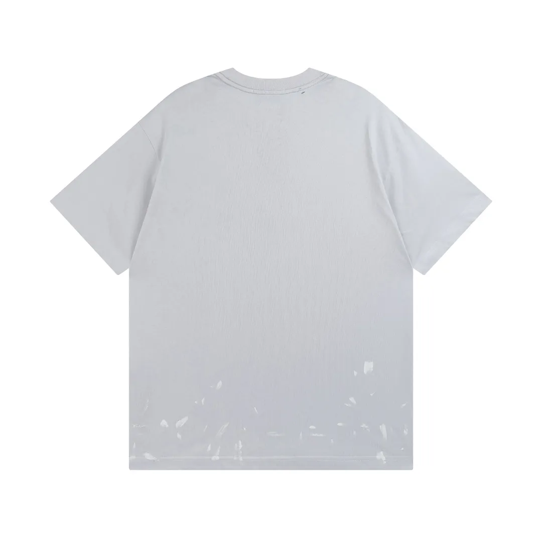 🅿️180 Detailed Pictures [Top version. Official website quality] BALENCI*GA/Paris. Lightning letter straight crack printed frayed distressed short-sleeved T-shirt. Brick cabinet synchronization. The fabric is made of Paris ZP custom-woven and dyed 100% cotton double yarn compact cotton. The weight is 260 grams, the cloth surface is clean. The cloth pattern is clear, soft and comfortable. The threads are dyed with no color difference. The classic pattern is printed with environmentally friendly imported tensile materials and precision printing screens. The letters are clear and the effect is three-dimensional. The ready-made clothes are hand-painted and restored to ZP, the ready-made clothes are worn and the brick cabinets are restored. Different market currency, welcome to compare, the version adopts OS loose shoulder version. Same style for men and women Coding: BL223011 Color: black. Beige. Brown Size: XS S M L