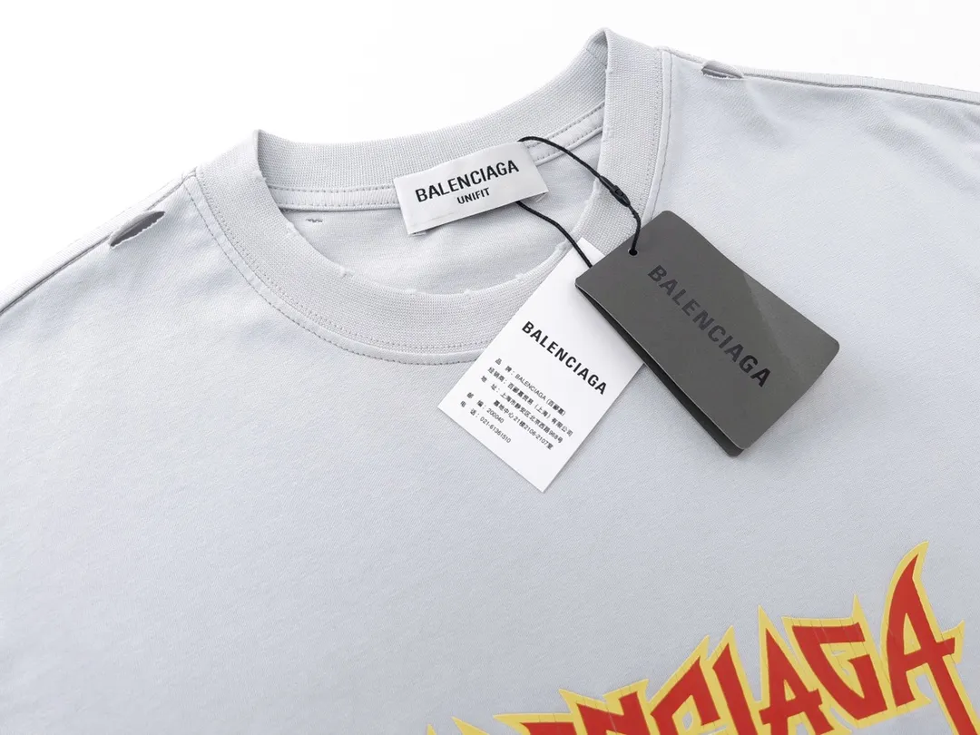 🅿️180 Detailed Pictures [Top version. Official website quality] BALENCI*GA/Paris. Lightning letter straight crack printed frayed distressed short-sleeved T-shirt. Brick cabinet synchronization. The fabric is made of Paris ZP custom-woven and dyed 100% cotton double yarn compact cotton. The weight is 260 grams, the cloth surface is clean. The cloth pattern is clear, soft and comfortable. The threads are dyed with no color difference. The classic pattern is printed with environmentally friendly imported tensile materials and precision printing screens. The letters are clear and the effect is three-dimensional. The ready-made clothes are hand-painted and restored to ZP, the ready-made clothes are worn and the brick cabinets are restored. Different market currency, welcome to compare, the version adopts OS loose shoulder version. Same style for men and women Coding: BL223011 Color: black. Beige. Brown Size: XS S M L