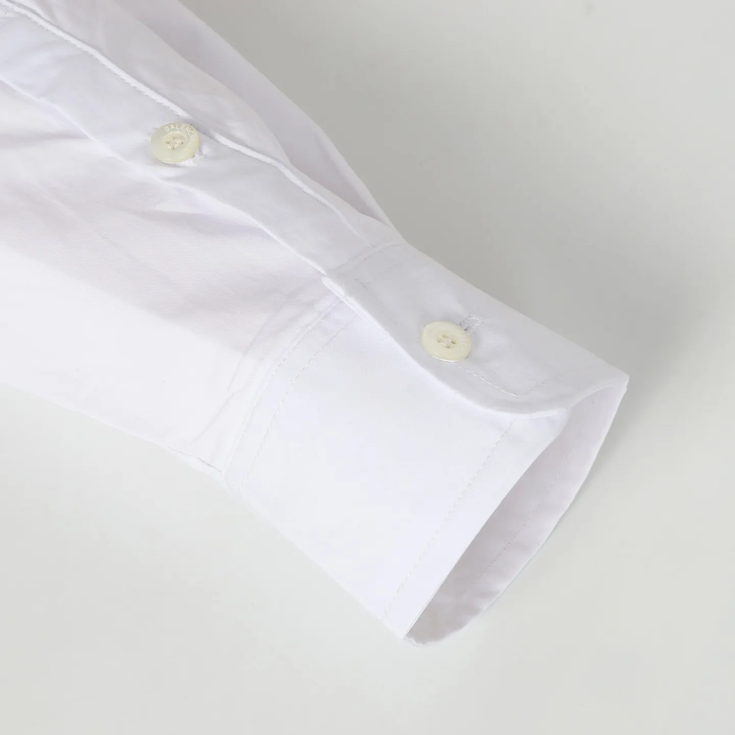 🅿️306 BALENCIAGA BLCG NANO BB embroidered long-sleeved shirt. Customized plain cotton fabric, imported machine embroidery technology, using side-turn buried stitching process to provide high-quality stitching effect, smooth and neat, neat and tidy. The fabrics have been sand washed for better hand feel and texture, not easy to deform, not easy to shrink, not easy to fade, customized accessories, loose version Color: black/white Size: 36 38 40 42