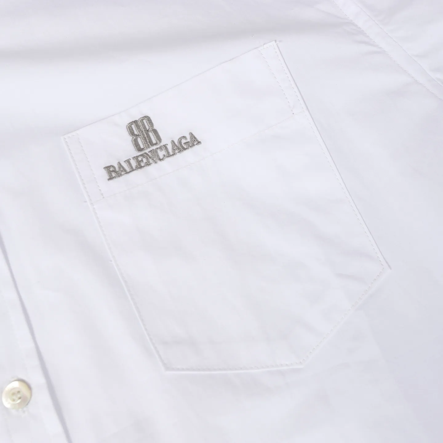 🅿️306 BALENCIAGA BLCG NANO BB embroidered long-sleeved shirt. Customized plain cotton fabric, imported machine embroidery technology, using side-turn buried stitching process to provide high-quality stitching effect, smooth and neat, neat and tidy. The fabrics have been sand washed for better hand feel and texture, not easy to deform, not easy to shrink, not easy to fade, customized accessories, loose version Color: black/white Size: 36 38 40 42