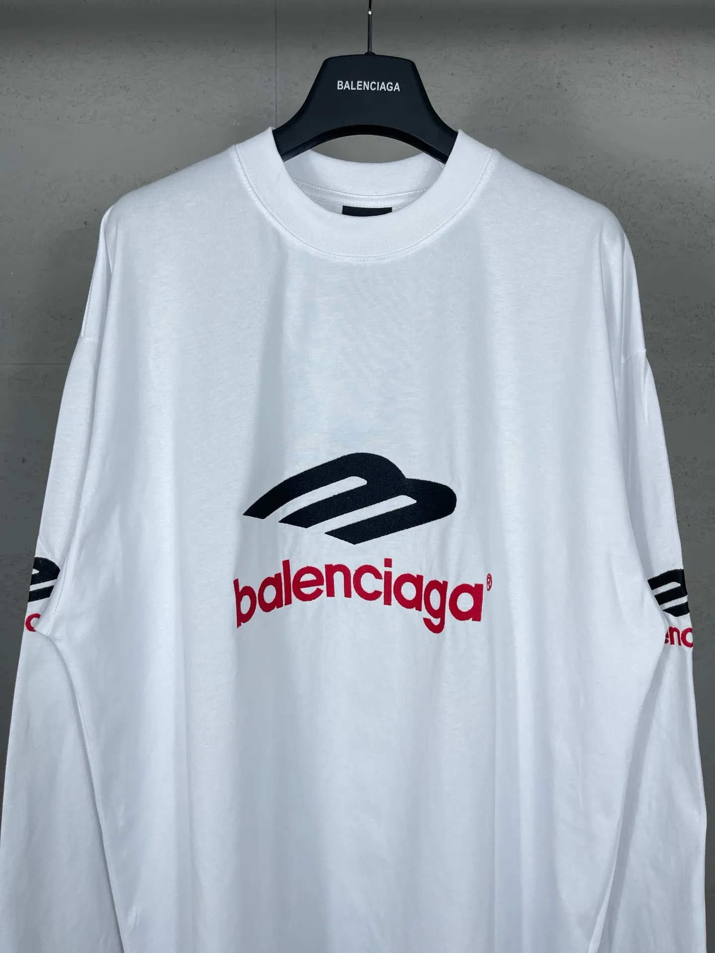 🅿️220 real photos [Top version. Official website quality] BALENCI*GA/Paris BALENCI*GA#2024 latest model, big LOGO icon. Front and back. Embroidered long-sleeved T-shirt on left and right sleeves. Brick cabinet synchronization. Genuine products are developed and developed in the first time. Welcome to compare! The fabric is made of Paris ZP custom-woven and dyed 100% cotton double-yarn compact cotton. The weight is 260 grams. The cloth surface is clean. The cloth pattern is clear. It is soft and comfortable. It has good color fastness and is not easy to change color. The threads are woven and dyed with no color difference. The embroidery is done using imported Tajima embroidery machines. Super 15W needle and thread, three-dimensional effect, clear lines. No burrs and miscellaneous threads, ultra-high craftsmanship embroidery. The version adopts OS loose shoulder design. Same style for men and women. Code: BL225002 Color: dark gray blue, white Size: XS S M L