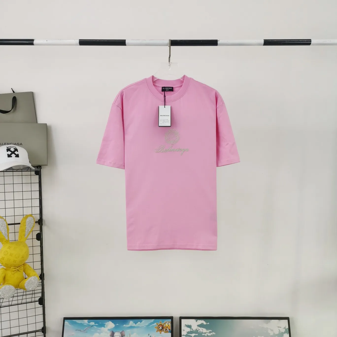 [New] The top tried and tested version of BALENCIAGA Balenciaga three-dimensional art embroidery Cupid badge Tanabata Valentine's Day limited edition pure cotton short-sleeved T-shirt for male and female couples stars Tanabata limited edition Cupid gold thread embroidered short-sleeved T-shirt Using imported Tajima machine, the embroidery effect is three-dimensional and full, first-line craftsmanship, the quality is visible to the naked eye, the overall font size, spacing, and detail features of the pattern are restored. The Cupid portrait is outlined by flat embroidery. The surrounding body is made of precision three-dimensional embroidery technology. The embroidery is very fine and dense. The font is clear and the lines and three-dimensional sense are strong. It highly restores the yb effect. Custom-woven and dyed 280g top-quality combed cotton fabric. The threads are the same and there is no color difference. Exclusive and high-quality. Welcome to compare. Same style for men and women. Color: white, black, pink. Size: XS-L P:260