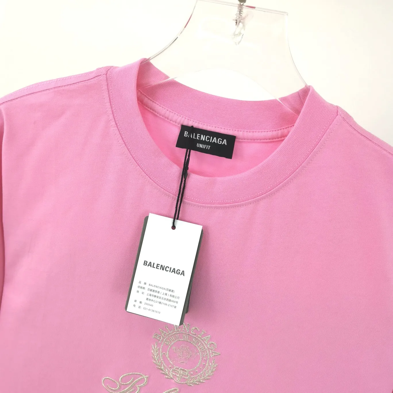 [New] The top tried and tested version of BALENCIAGA Balenciaga three-dimensional art embroidery Cupid badge Tanabata Valentine's Day limited edition pure cotton short-sleeved T-shirt for male and female couples stars Tanabata limited edition Cupid gold thread embroidered short-sleeved T-shirt Using imported Tajima machine, the embroidery effect is three-dimensional and full, first-line craftsmanship, the quality is visible to the naked eye, the overall font size, spacing, and detail features of the pattern are restored. The Cupid portrait is outlined by flat embroidery. The surrounding body is made of precision three-dimensional embroidery technology. The embroidery is very fine and dense. The font is clear and the lines and three-dimensional sense are strong. It highly restores the yb effect. Custom-woven and dyed 280g top-quality combed cotton fabric. The threads are the same and there is no color difference. Exclusive and high-quality. Welcome to compare. Same style for men and women. Color: white, black, pink. Size: XS-L P:260