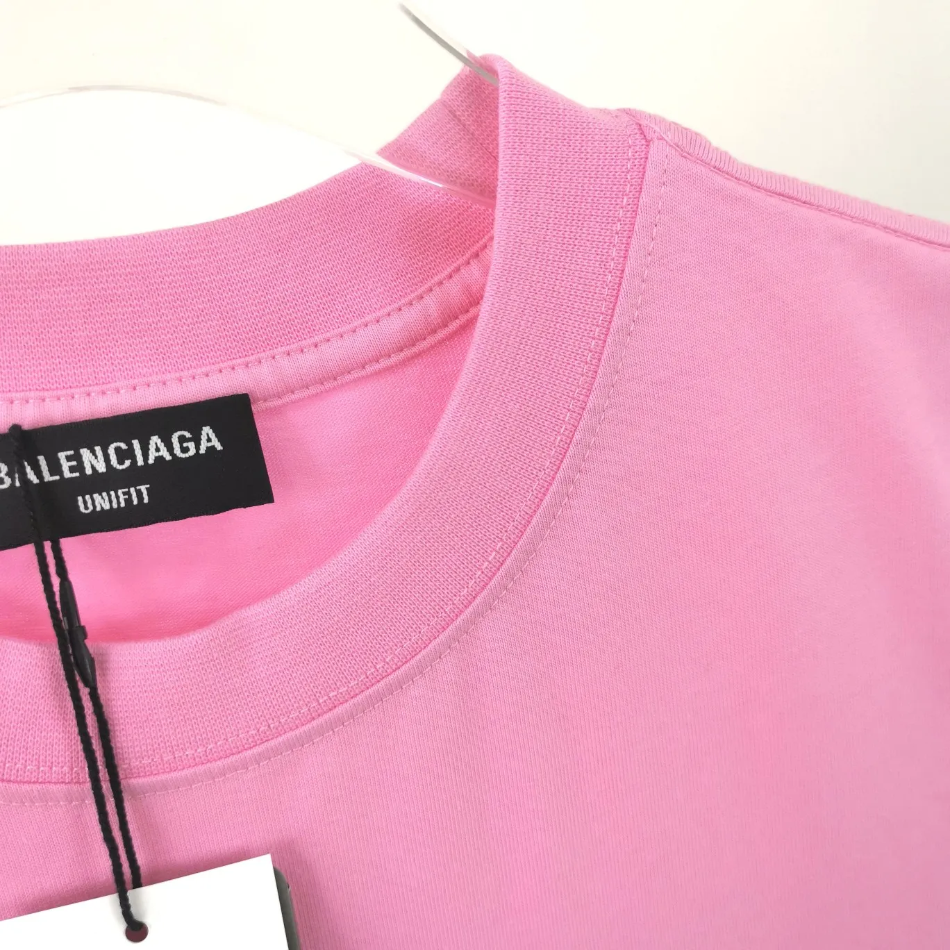 [New] The top tried and tested version of BALENCIAGA Balenciaga three-dimensional art embroidery Cupid badge Tanabata Valentine's Day limited edition pure cotton short-sleeved T-shirt for male and female couples stars Tanabata limited edition Cupid gold thread embroidered short-sleeved T-shirt Using imported Tajima machine, the embroidery effect is three-dimensional and full, first-line craftsmanship, the quality is visible to the naked eye, the overall font size, spacing, and detail features of the pattern are restored. The Cupid portrait is outlined by flat embroidery. The surrounding body is made of precision three-dimensional embroidery technology. The embroidery is very fine and dense. The font is clear and the lines and three-dimensional sense are strong. It highly restores the yb effect. Custom-woven and dyed 280g top-quality combed cotton fabric. The threads are the same and there is no color difference. Exclusive and high-quality. Welcome to compare. Same style for men and women. Color: white, black, pink. Size: XS-L P:260