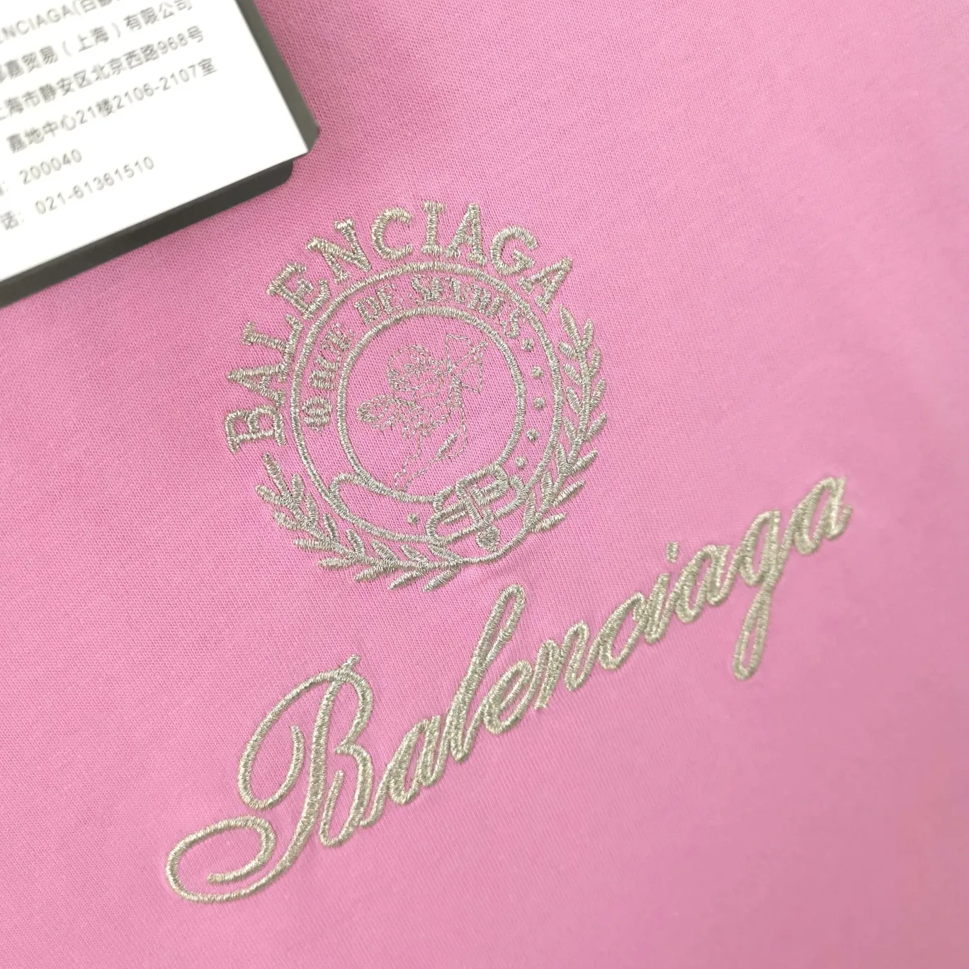 [New] The top tried and tested version of BALENCIAGA Balenciaga three-dimensional art embroidery Cupid badge Tanabata Valentine's Day limited edition pure cotton short-sleeved T-shirt for male and female couples stars Tanabata limited edition Cupid gold thread embroidered short-sleeved T-shirt Using imported Tajima machine, the embroidery effect is three-dimensional and full, first-line craftsmanship, the quality is visible to the naked eye, the overall font size, spacing, and detail features of the pattern are restored. The Cupid portrait is outlined by flat embroidery. The surrounding body is made of precision three-dimensional embroidery technology. The embroidery is very fine and dense. The font is clear and the lines and three-dimensional sense are strong. It highly restores the yb effect. Custom-woven and dyed 280g top-quality combed cotton fabric. The threads are the same and there is no color difference. Exclusive and high-quality. Welcome to compare. Same style for men and women. Color: white, black, pink. Size: XS-L P:260