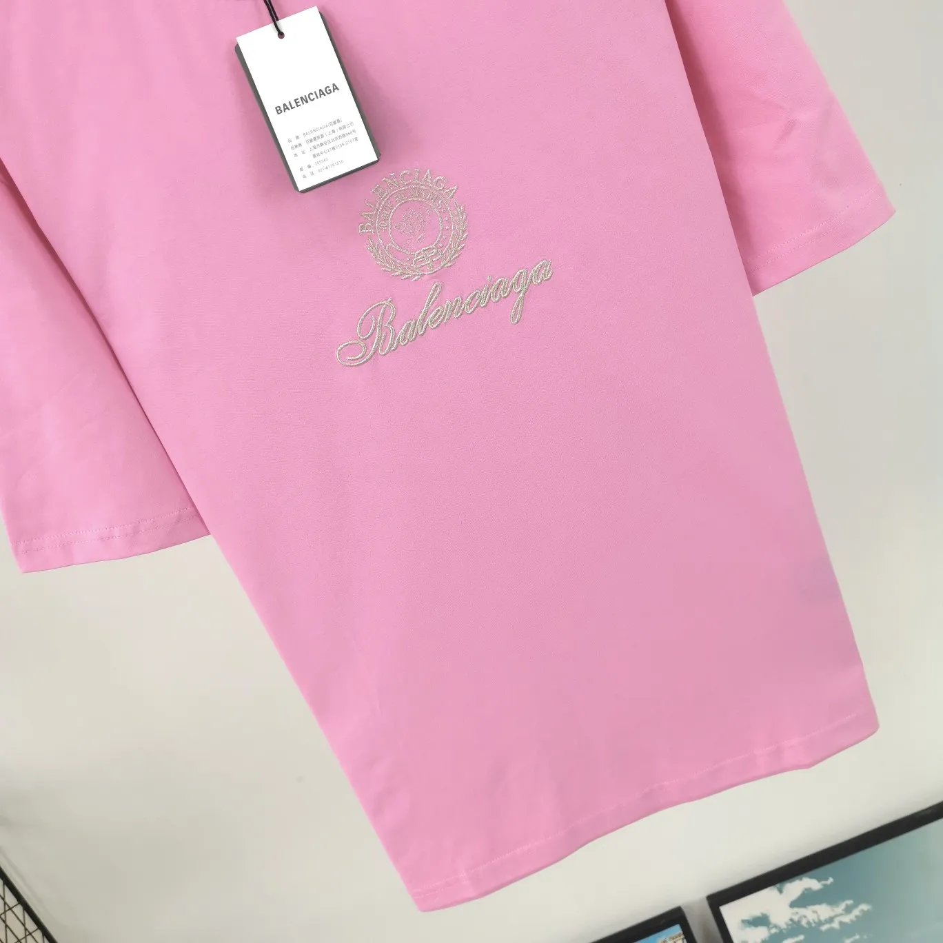[New] The top tried and tested version of BALENCIAGA Balenciaga three-dimensional art embroidery Cupid badge Tanabata Valentine's Day limited edition pure cotton short-sleeved T-shirt for male and female couples stars Tanabata limited edition Cupid gold thread embroidered short-sleeved T-shirt Using imported Tajima machine, the embroidery effect is three-dimensional and full, first-line craftsmanship, the quality is visible to the naked eye, the overall font size, spacing, and detail features of the pattern are restored. The Cupid portrait is outlined by flat embroidery. The surrounding body is made of precision three-dimensional embroidery technology. The embroidery is very fine and dense. The font is clear and the lines and three-dimensional sense are strong. It highly restores the yb effect. Custom-woven and dyed 280g top-quality combed cotton fabric. The threads are the same and there is no color difference. Exclusive and high-quality. Welcome to compare. Same style for men and women. Color: white, black, pink. Size: XS-L P:260