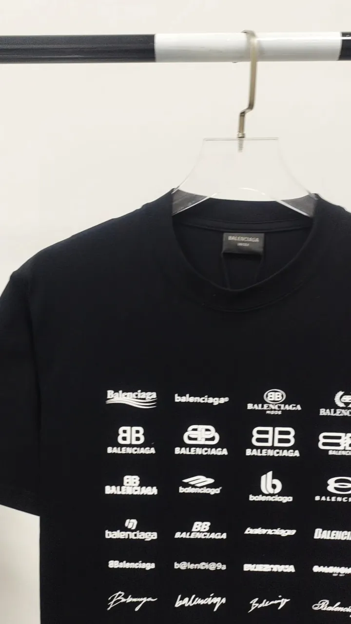Frontal real-shot video - the top version of Balenciaga BALENCIAGA with LOGO slogans printed all over it. The same style pure cotton loose short-sleeved T-shirt for male and female couples stars. Balenciaga was founded by Cristobal Balenciaga, a great genius designer known as the representative of the 20th century. For more than half a century since the brand was founded, Balenciaga has been famous in the fashion industry for its fashion and elegance. You can find any of your favorite logos on the front and back of this piece, Ness.  The front and rear printing uses low-coverage screen printing technology, and the glue is imported. The printing is very delicate, and the scratched out problems are very clear and there are no burrs. The fabric is made of 280g double-ply double-yarn pure cotton loose fabric, which is loose and breathable, has good drying effect, full drape and skin toning. Color: Black White Pink Size: XS-L P:240